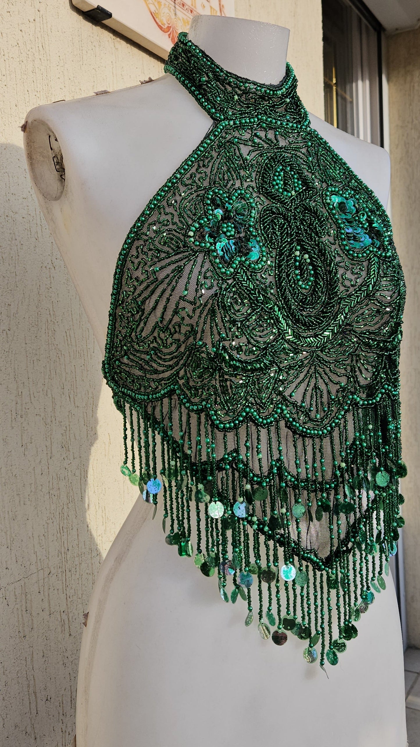Dos nu brodé de sequins vert et noir
