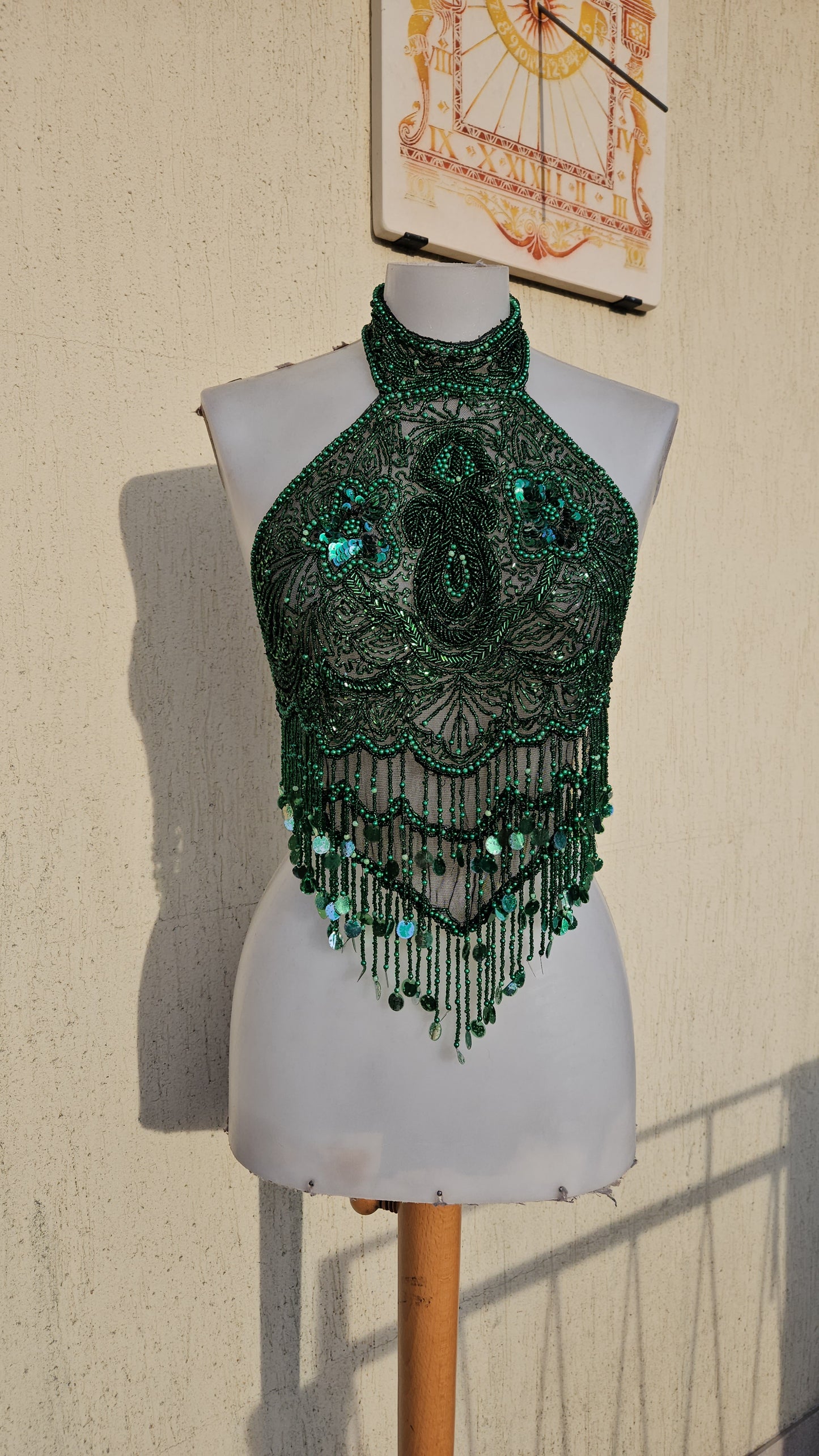Dos nu brodé de sequins vert et noir
