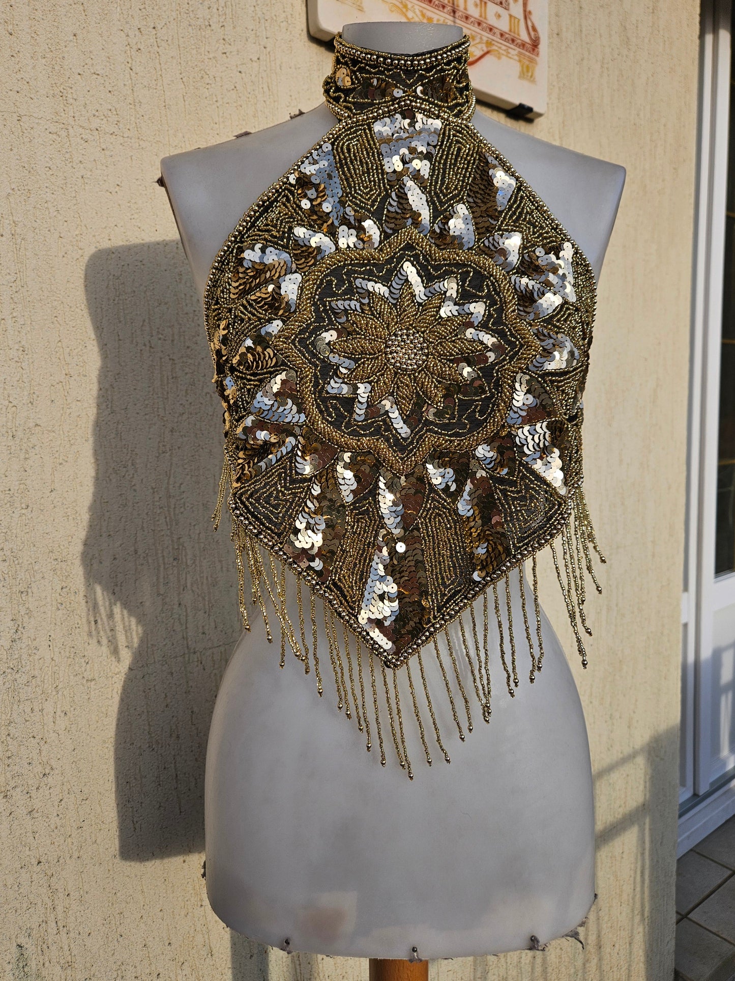 Espalda abierta bordada con lentejuelas doradas.