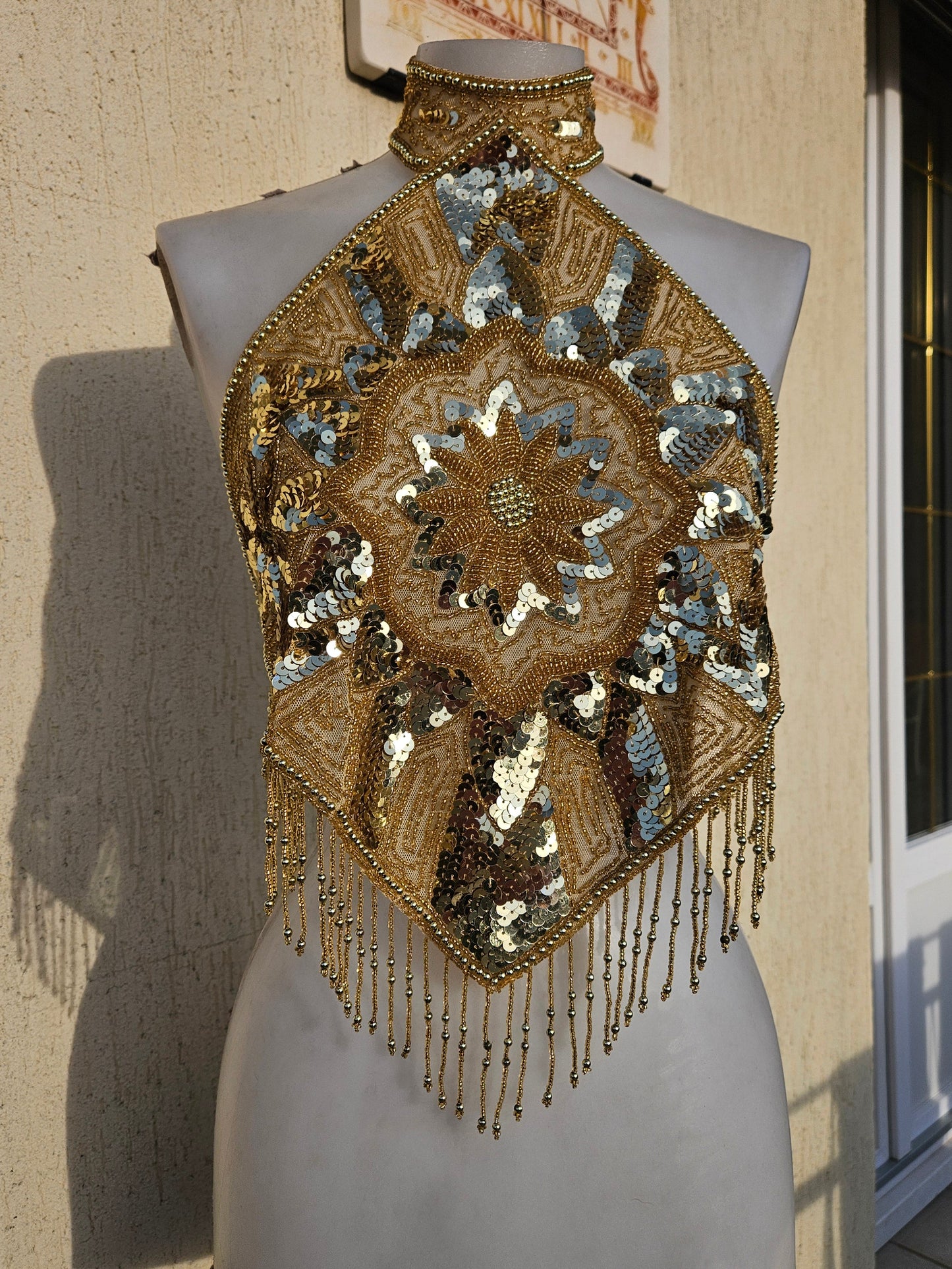 Dos nu brodé de sequins dorés