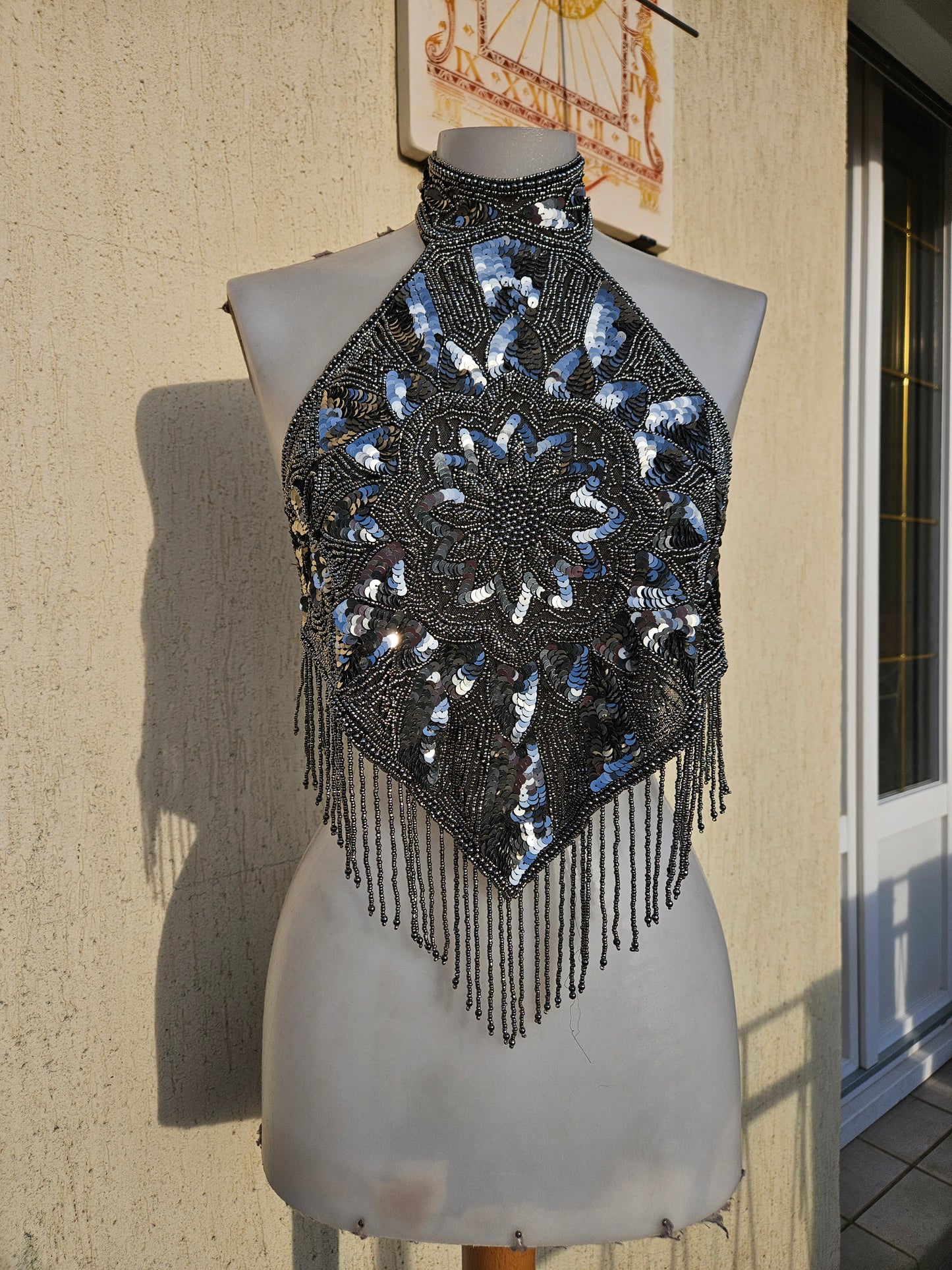 Open back embroidered with silver sequins