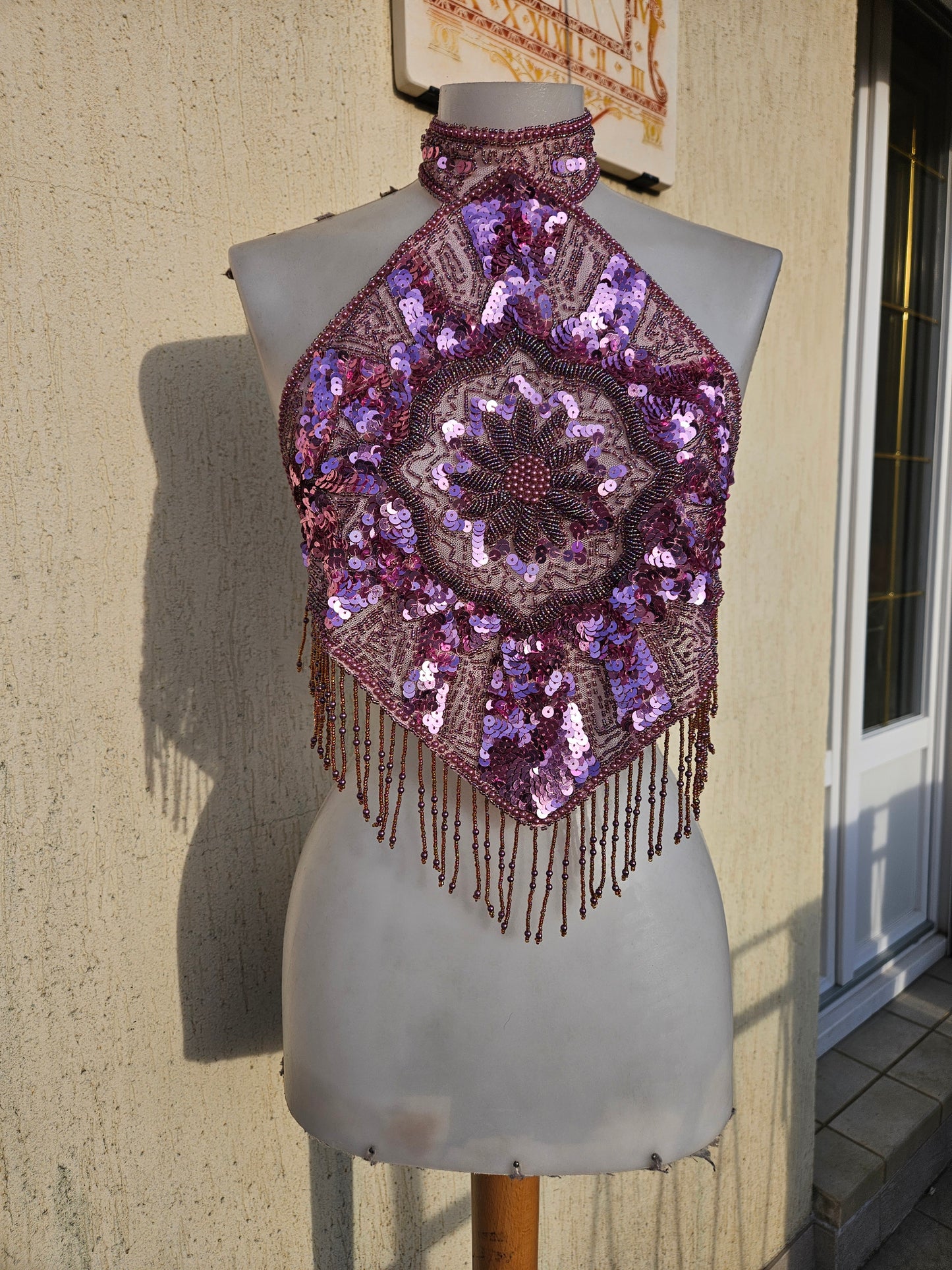 Vestido rosa sin espalda bordado con lentejuelas