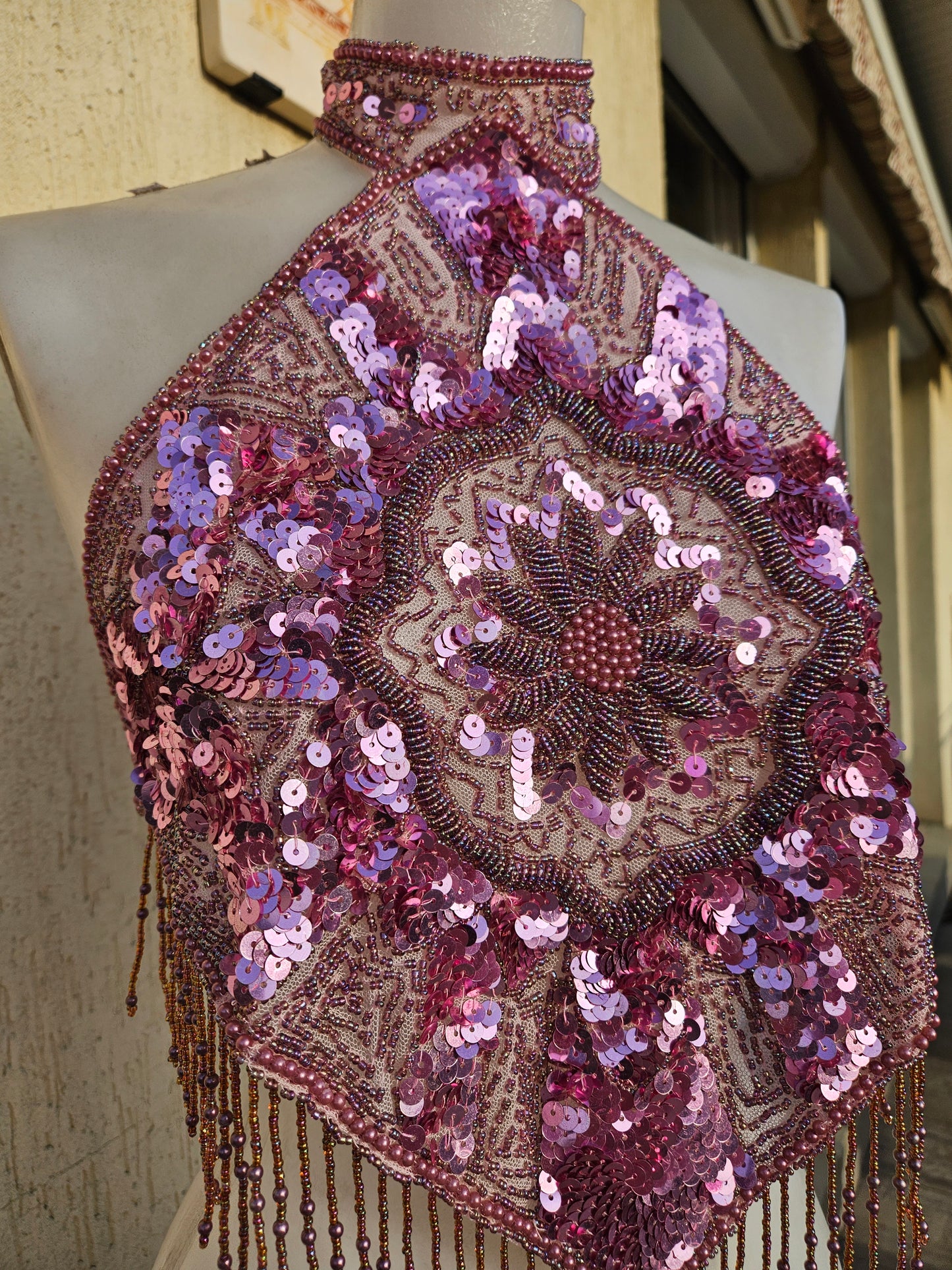 Vestido rosa sin espalda bordado con lentejuelas