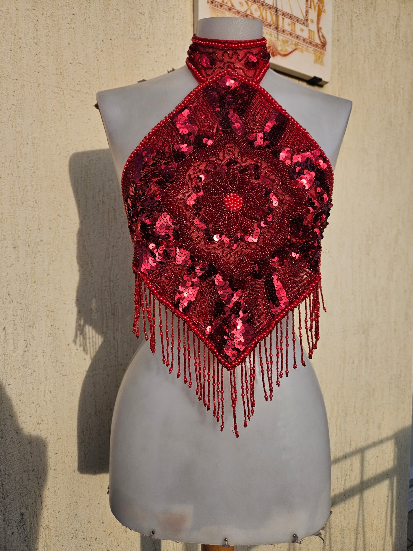 Dos nu brodé de sequins rouge sombre
