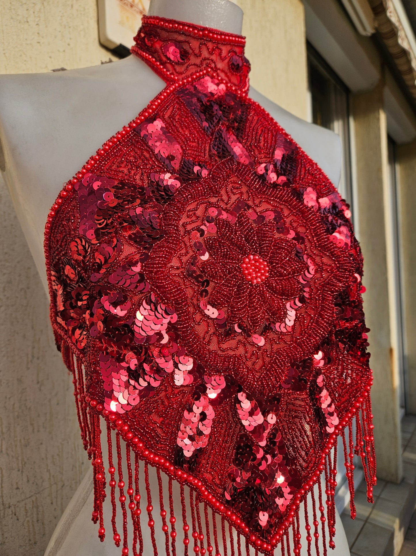 Dos nu brodé de sequins rouge sombre