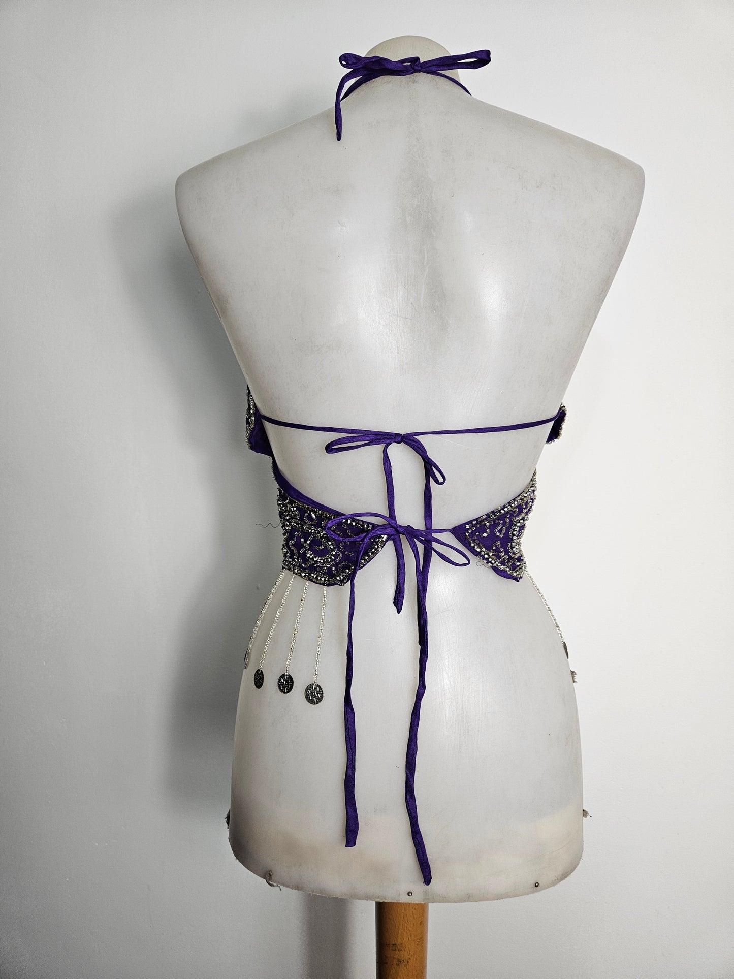 Top halter con mariposas moradas y plateadas