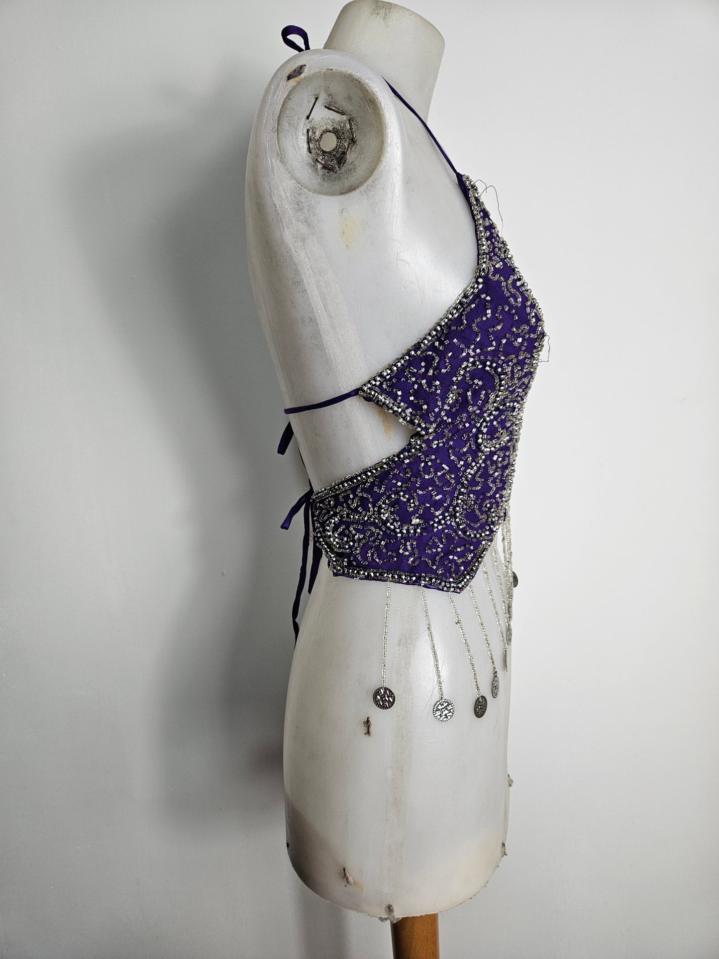 Top halter con mariposas moradas y plateadas