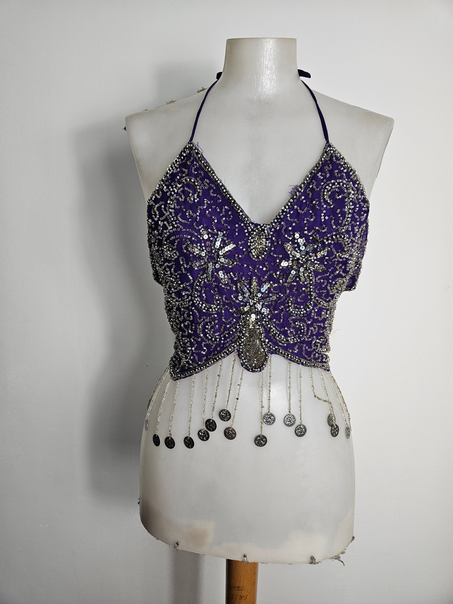 Top halter con mariposas moradas y plateadas