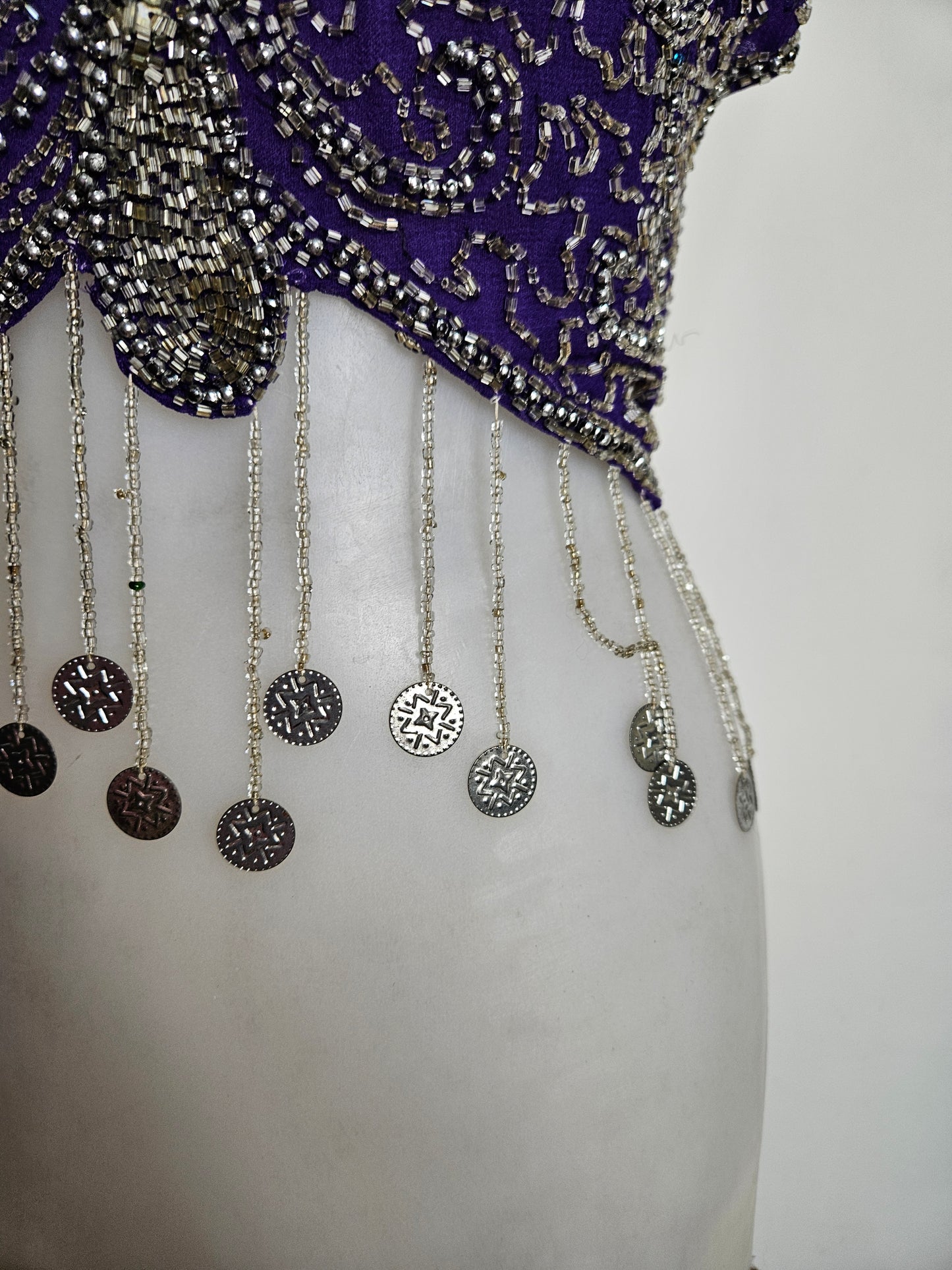 Top halter con mariposas moradas y plateadas