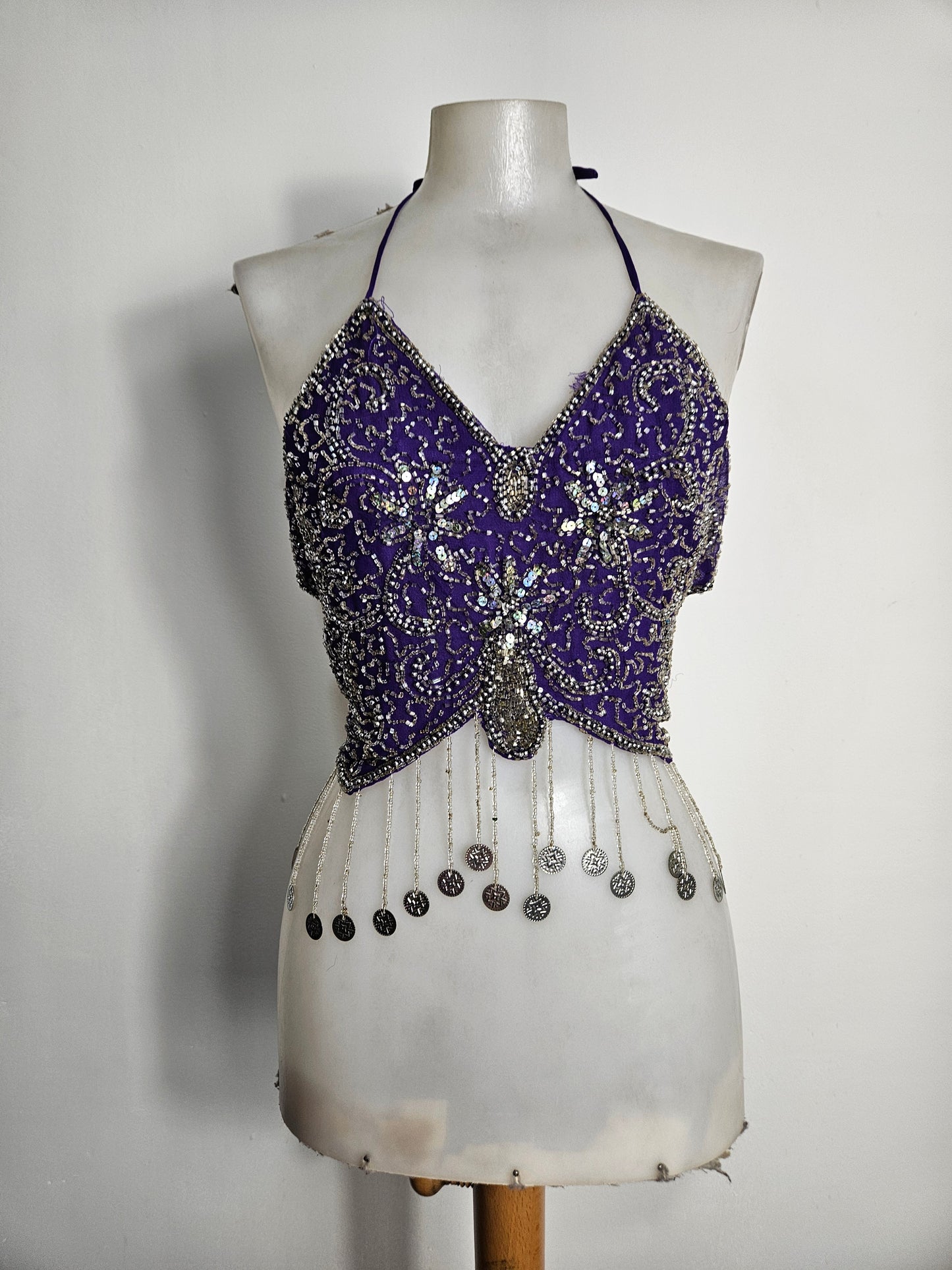 Top halter con mariposas moradas y plateadas