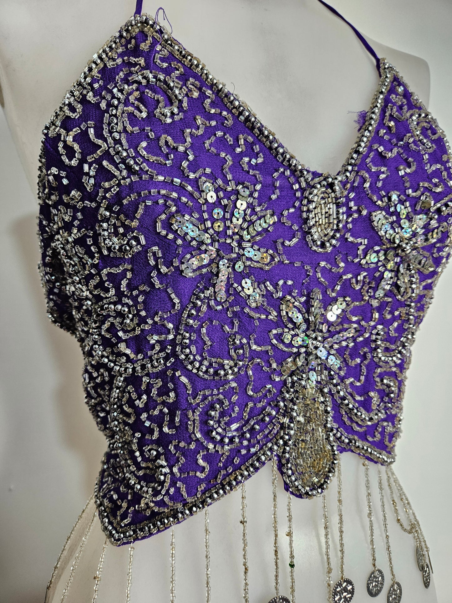 Top halter con mariposas moradas y plateadas