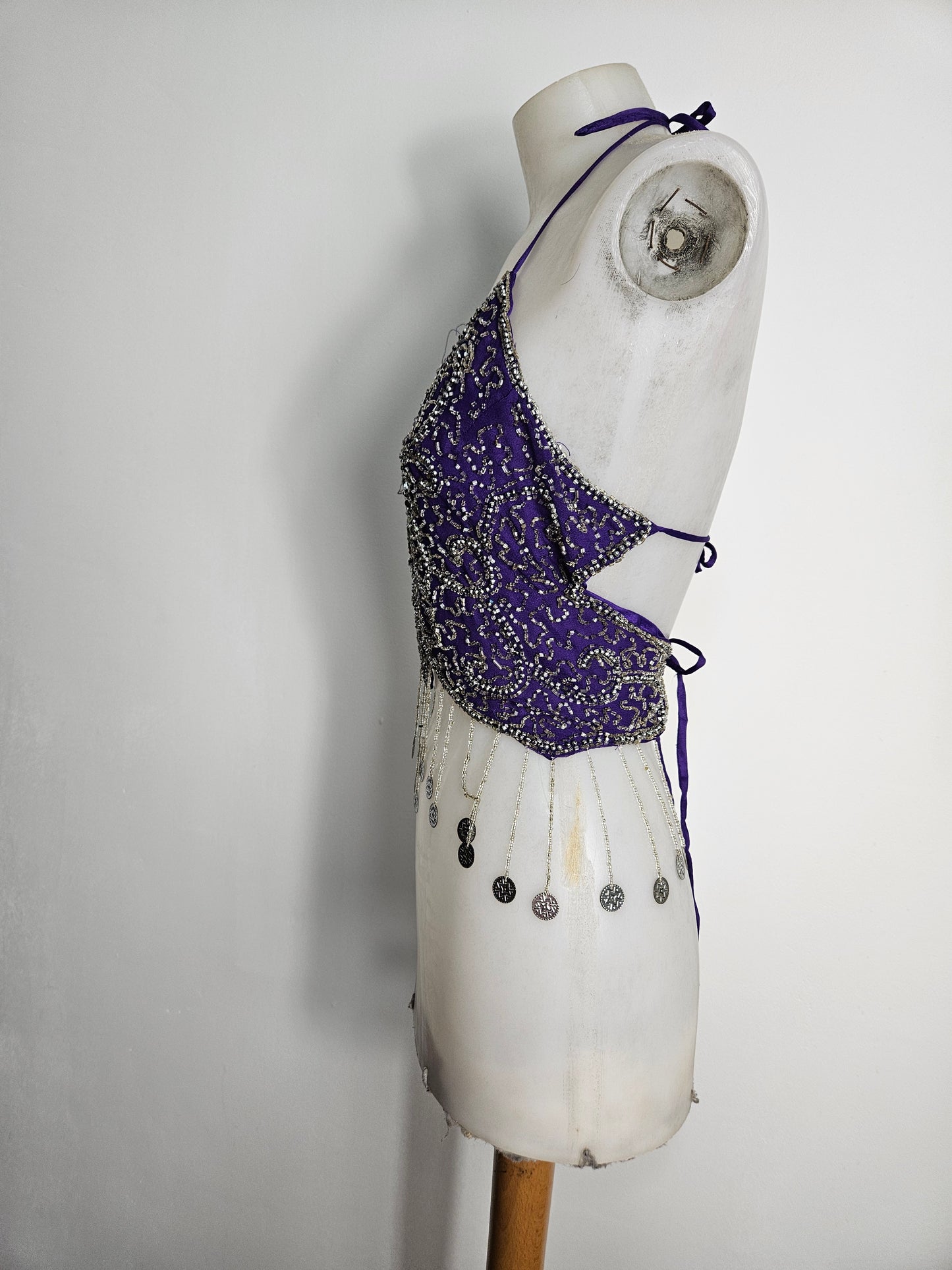 Top halter con mariposas moradas y plateadas