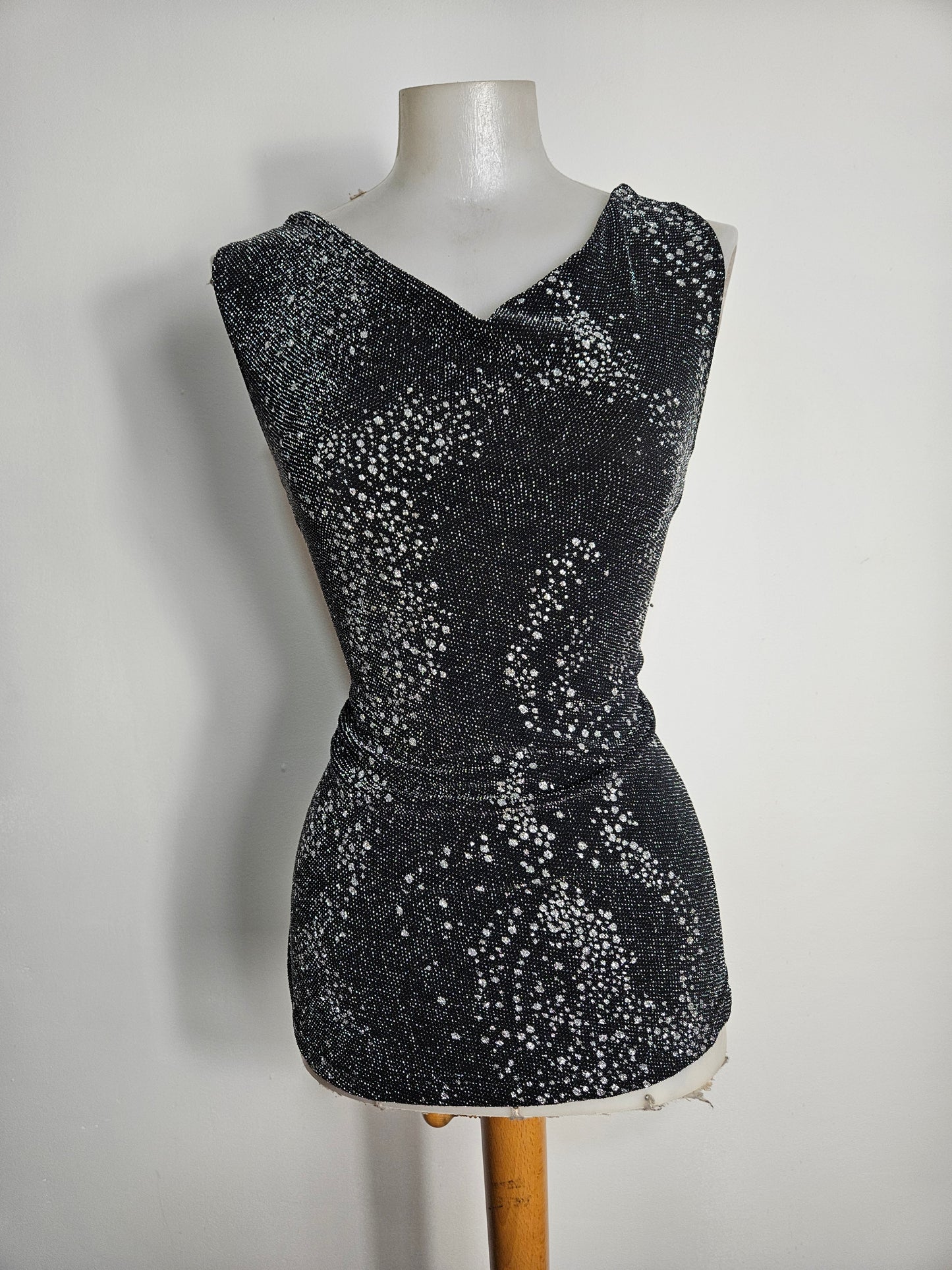 Cuello alto con pedrería