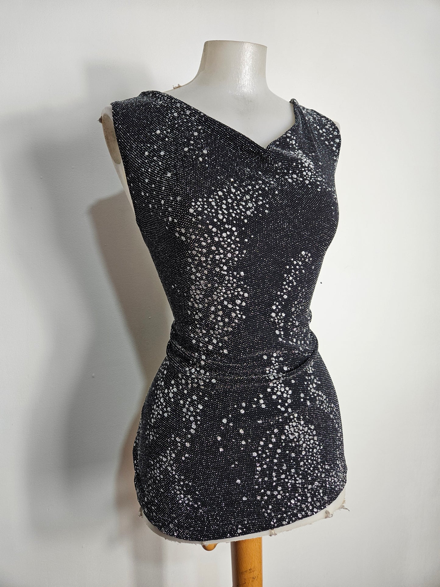 Cuello alto con pedrería