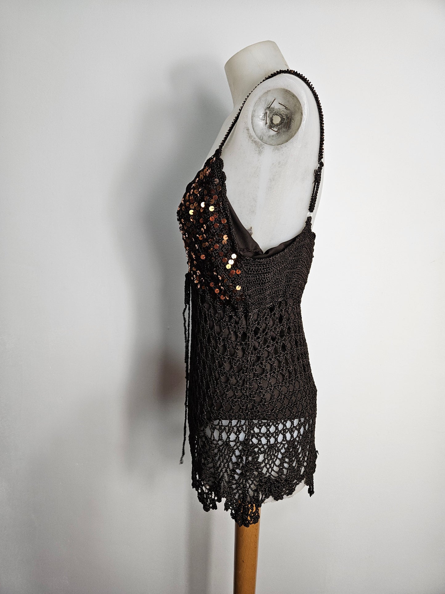 Top de crochet marrón con lentejuelas doradas