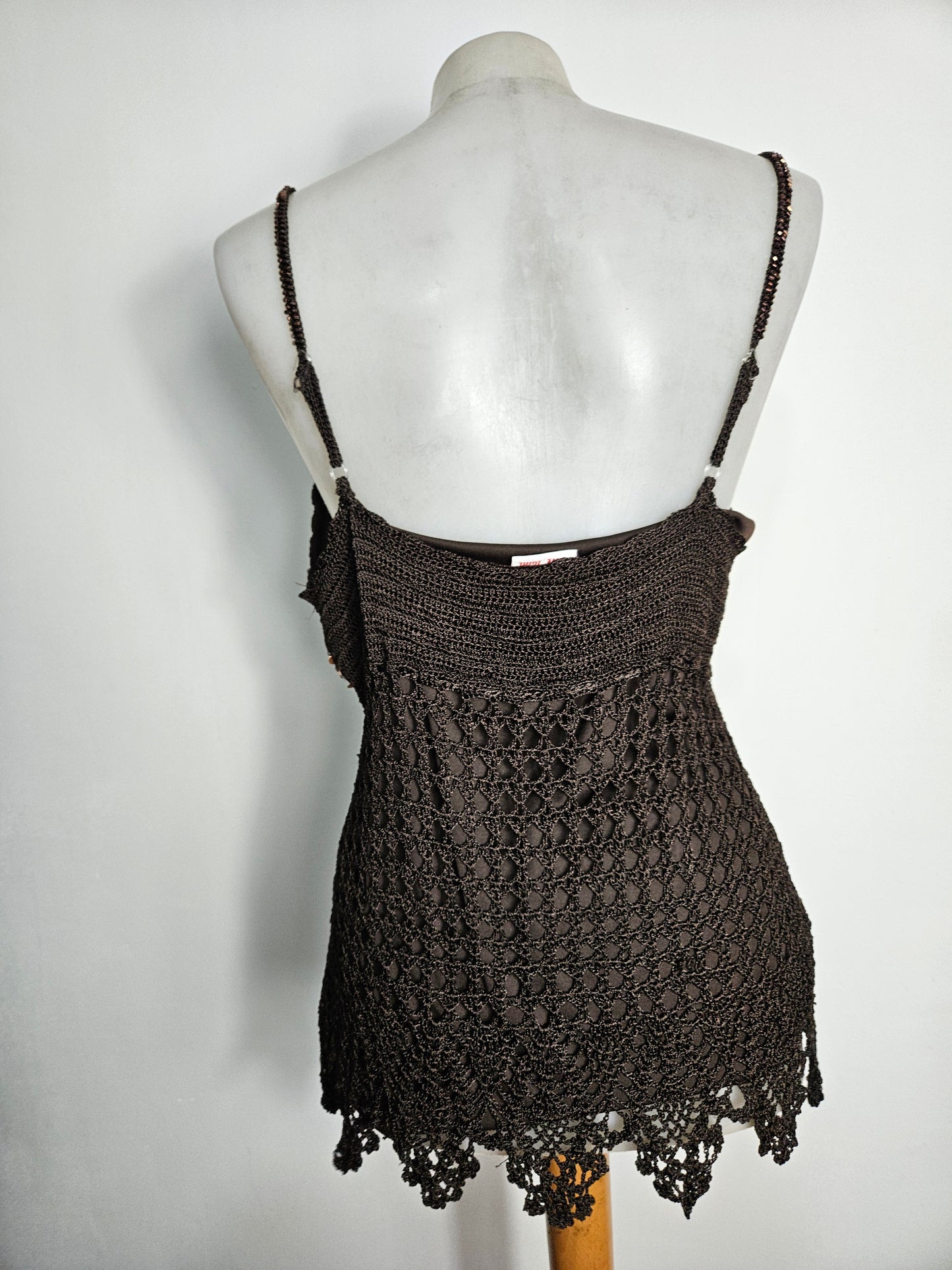 Top de crochet marrón con lentejuelas doradas