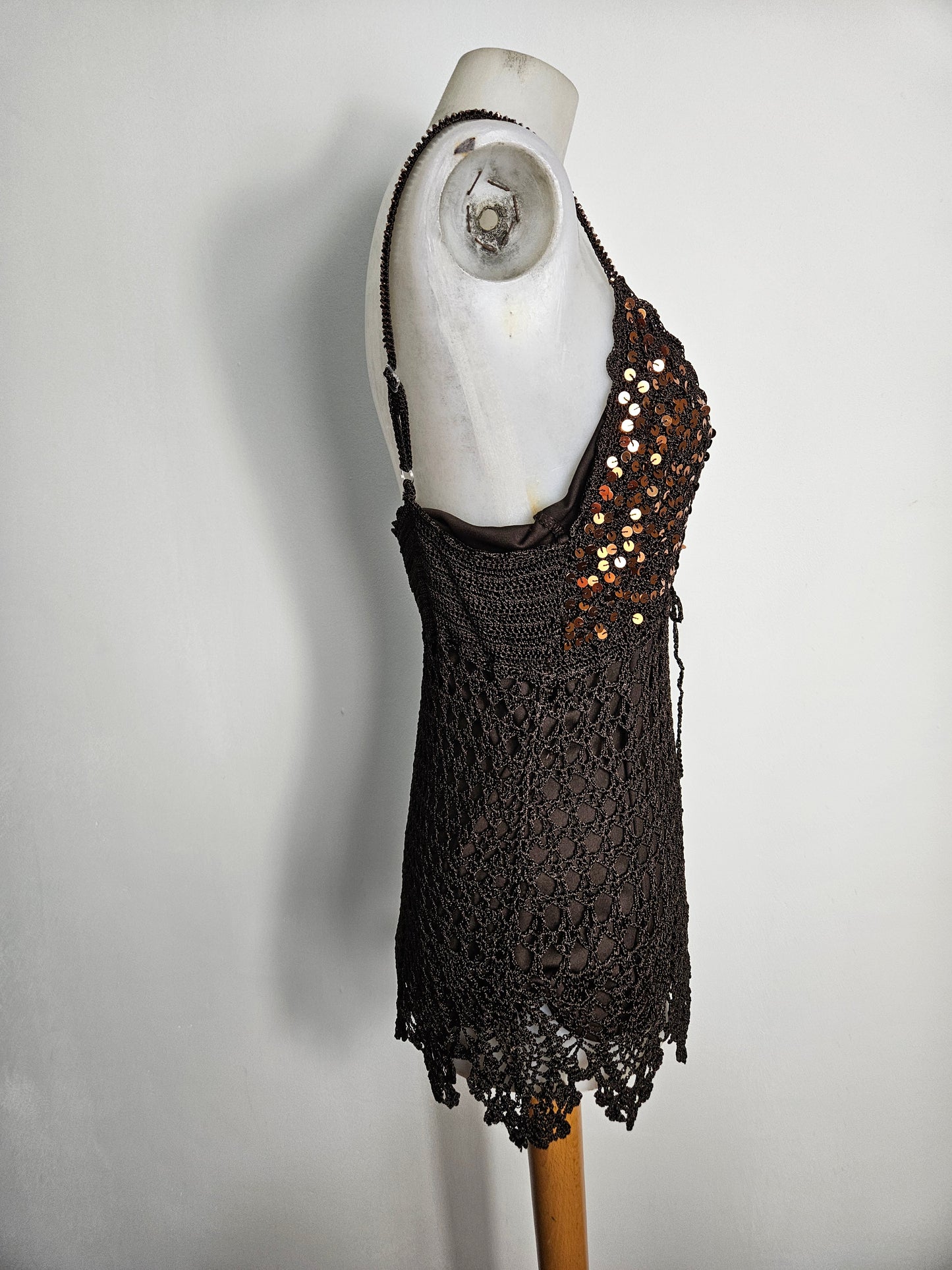 Top de crochet marrón con lentejuelas doradas