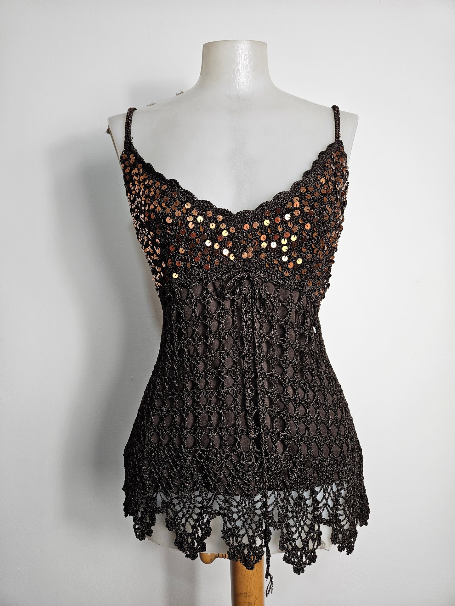 Top de crochet marrón con lentejuelas doradas