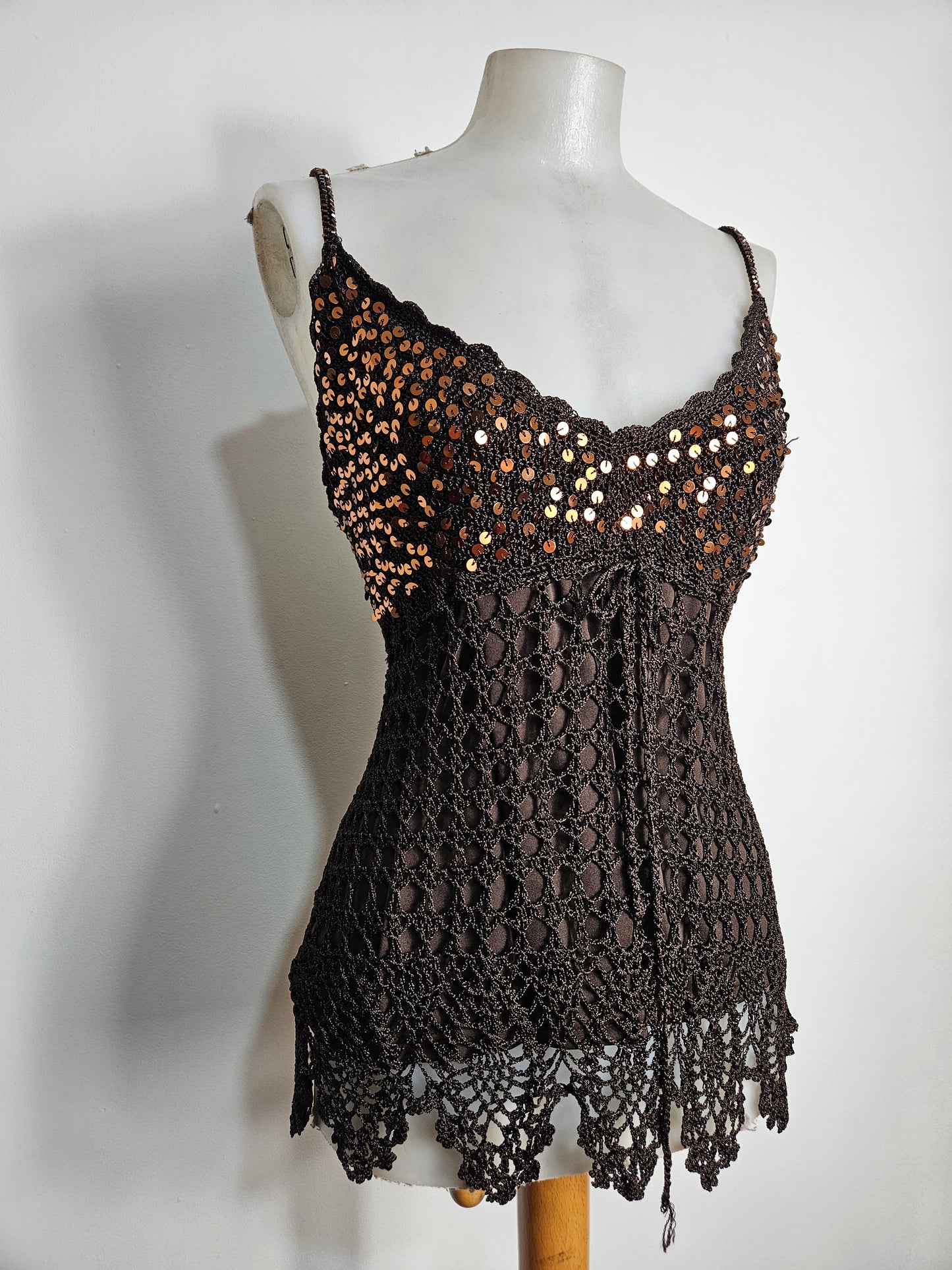 Top de crochet marrón con lentejuelas doradas