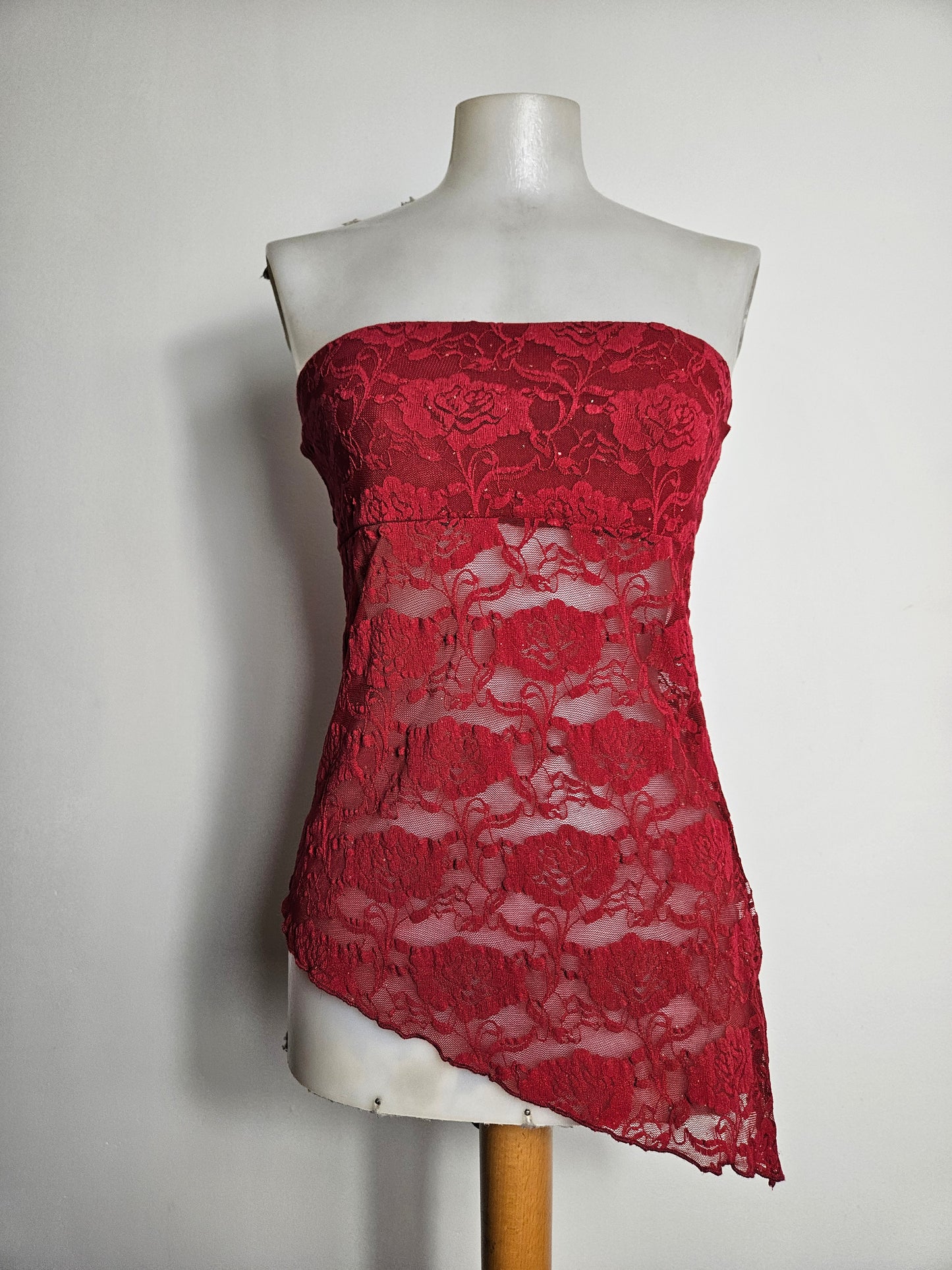 Bustier strapless en dentelle rouge