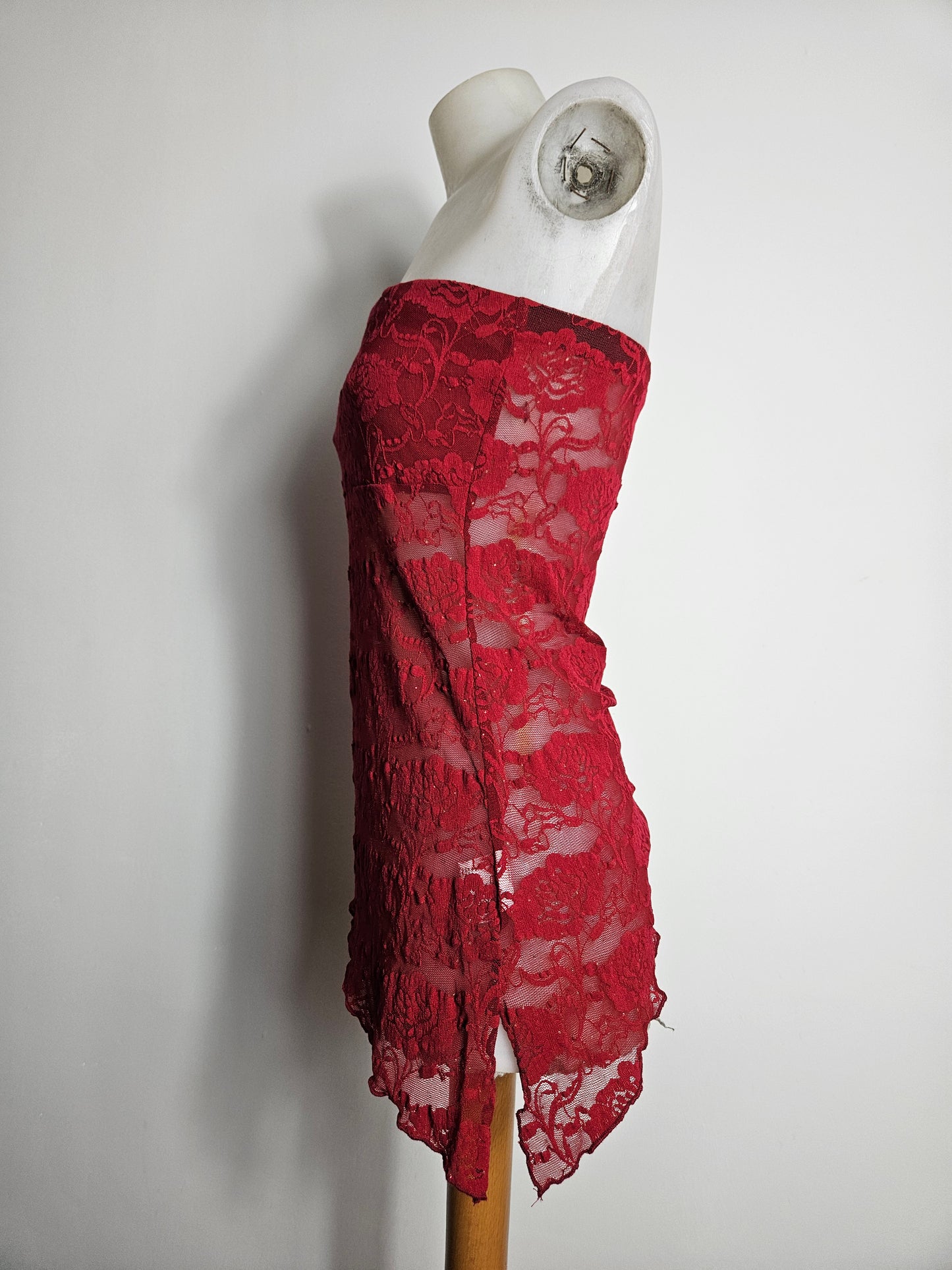 Bustier strapless en dentelle rouge