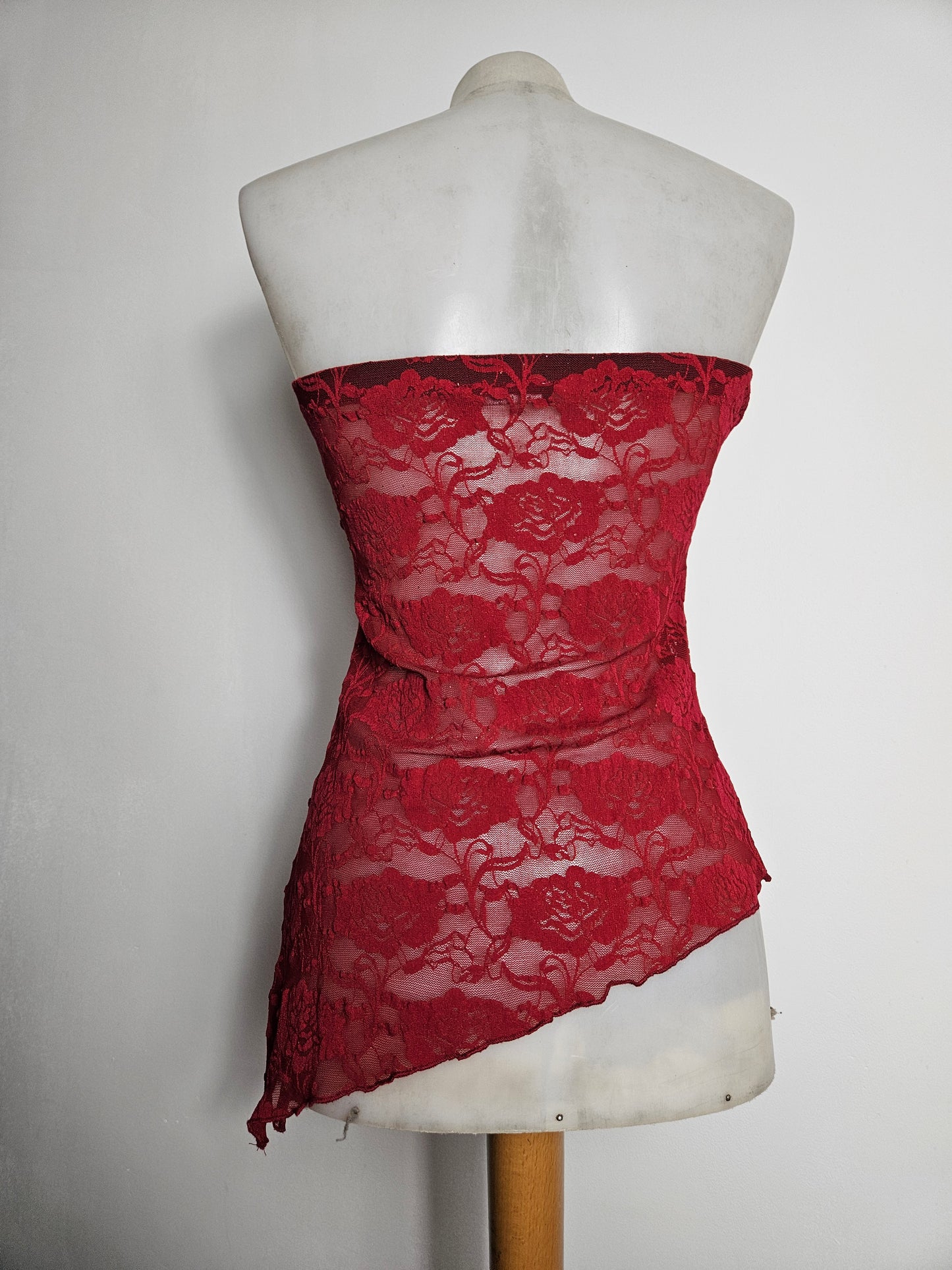 Bustier strapless en dentelle rouge