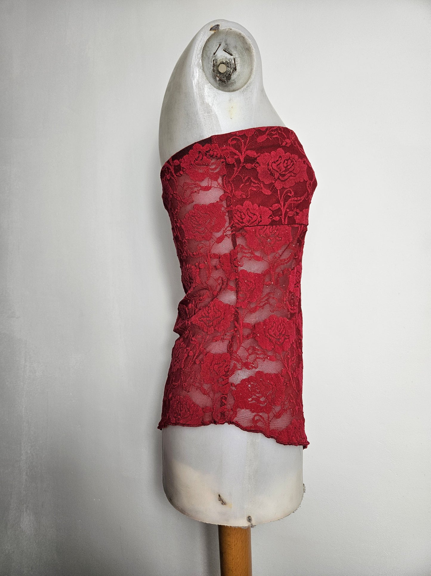 Bustier strapless en dentelle rouge