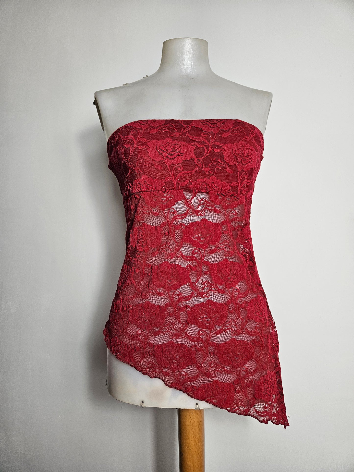 Bustier strapless en dentelle rouge