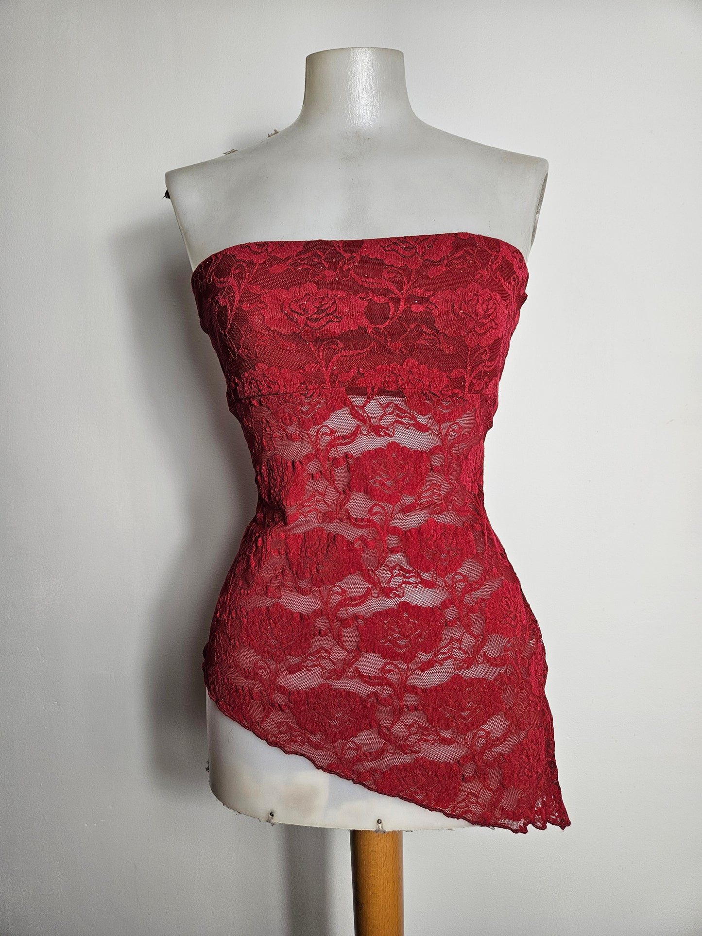 Bustier strapless en dentelle rouge