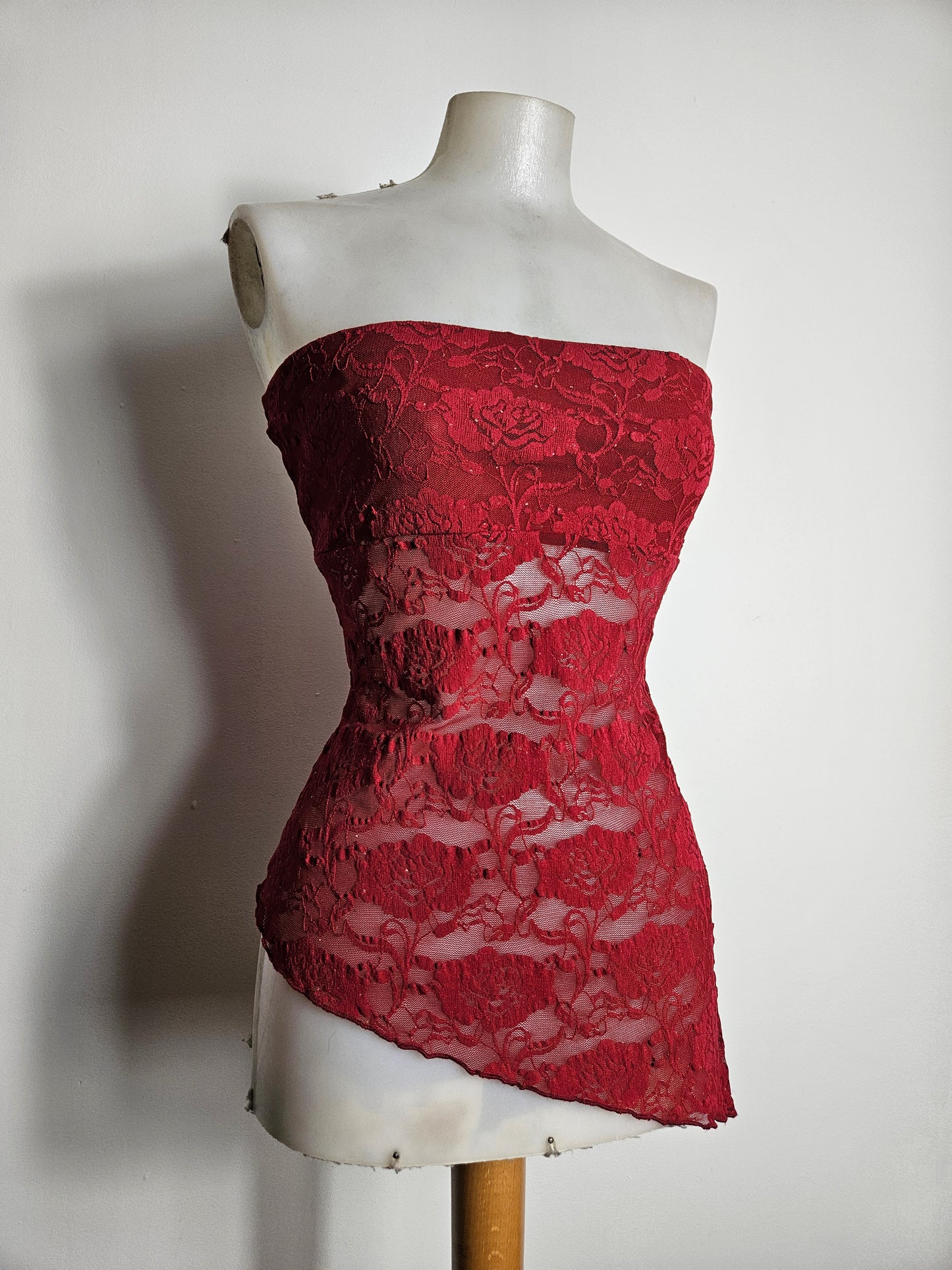 Bustier strapless en dentelle rouge