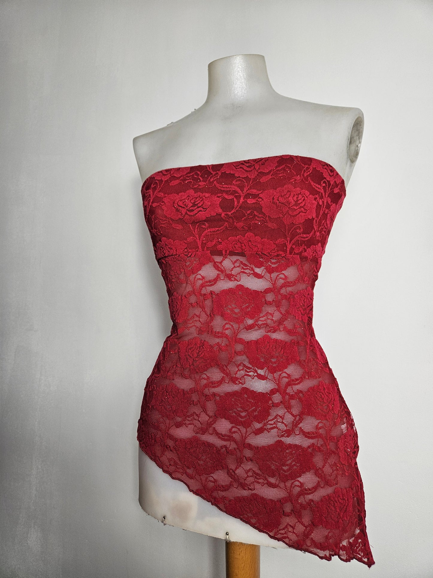 Bustier strapless en dentelle rouge