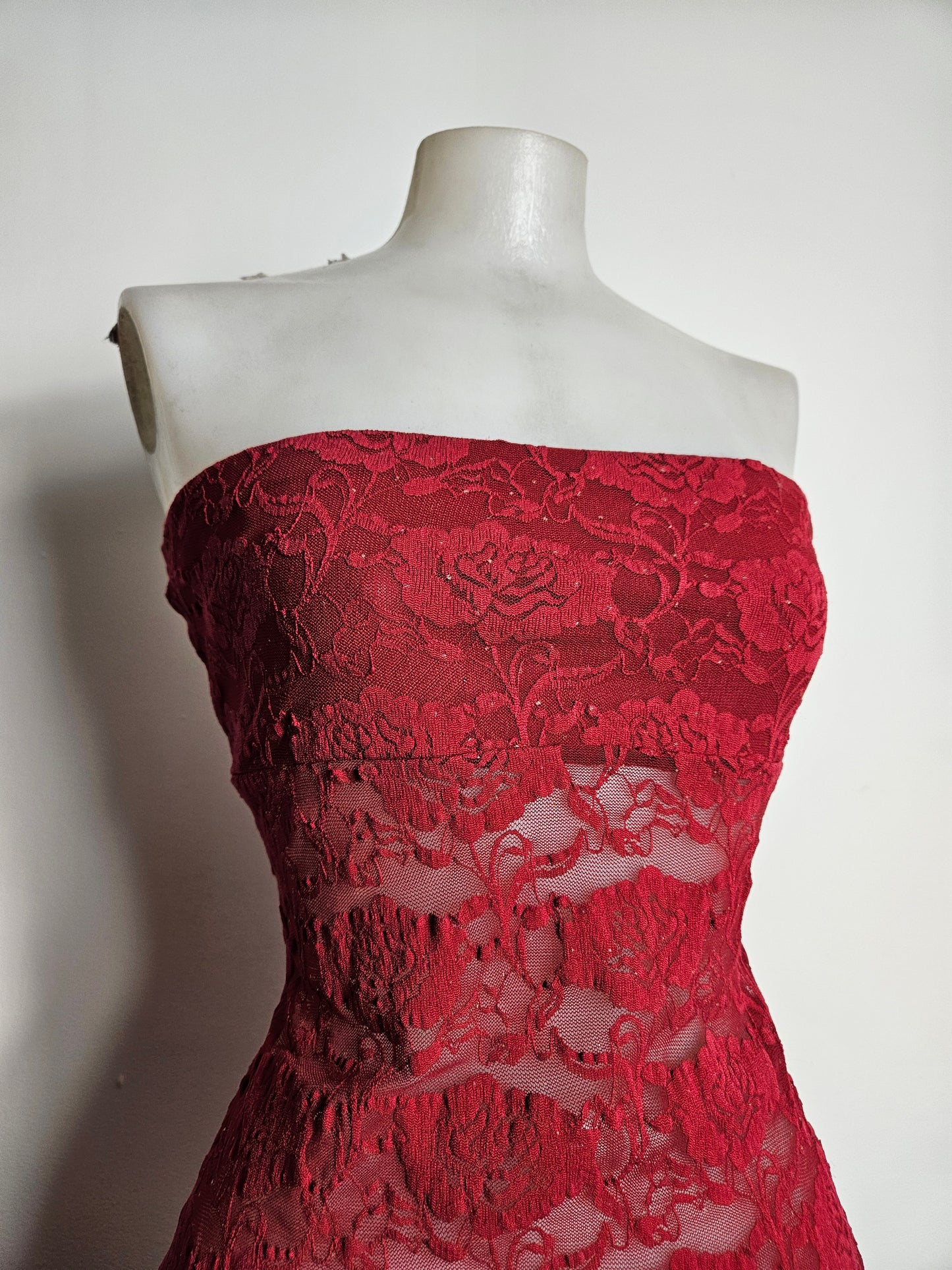 Bustier strapless en dentelle rouge