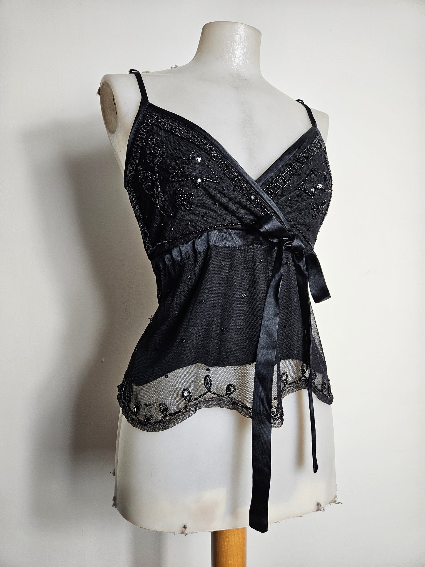 Haut en voile et sequins noir