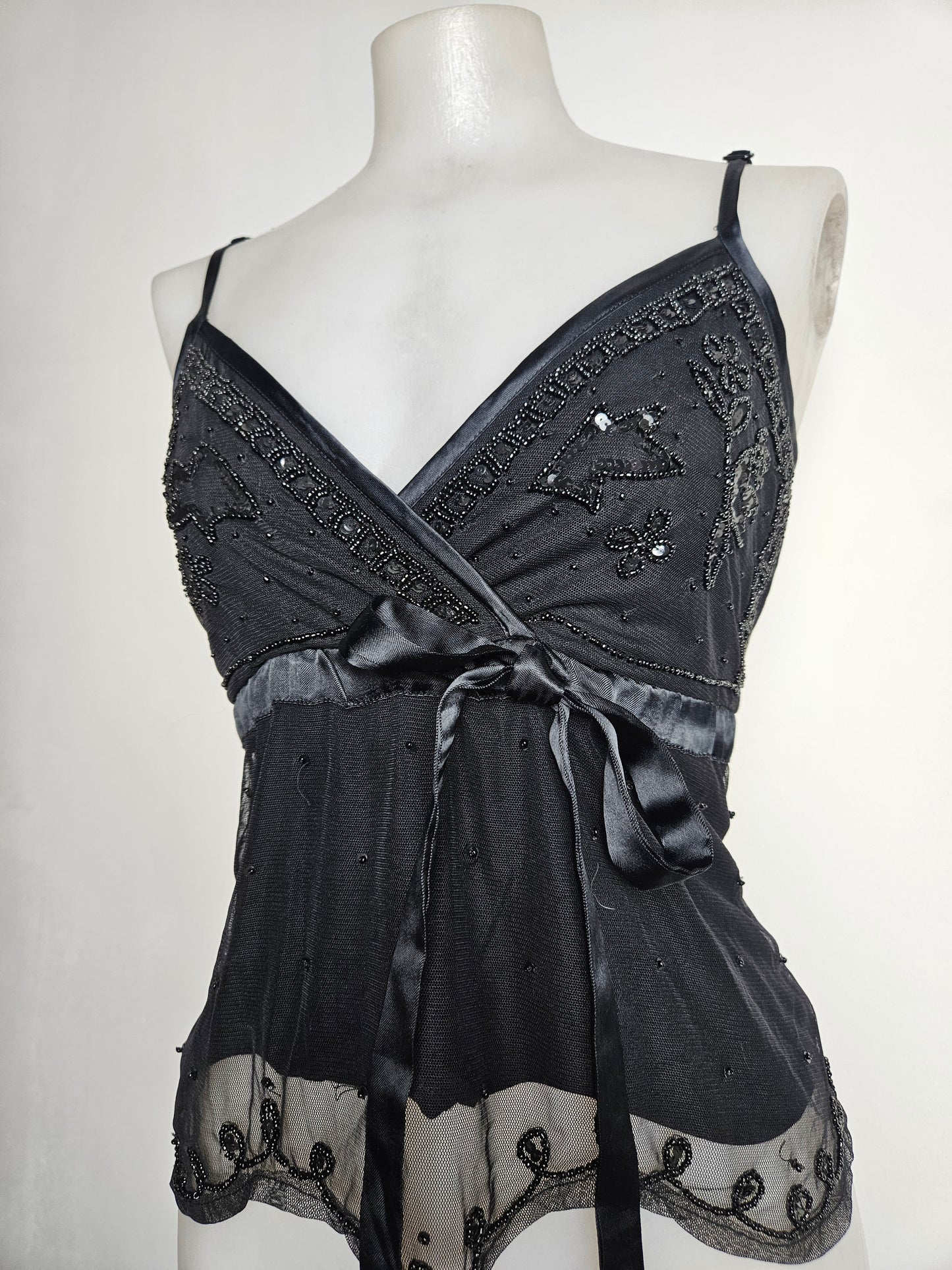 Haut en voile et sequins noir