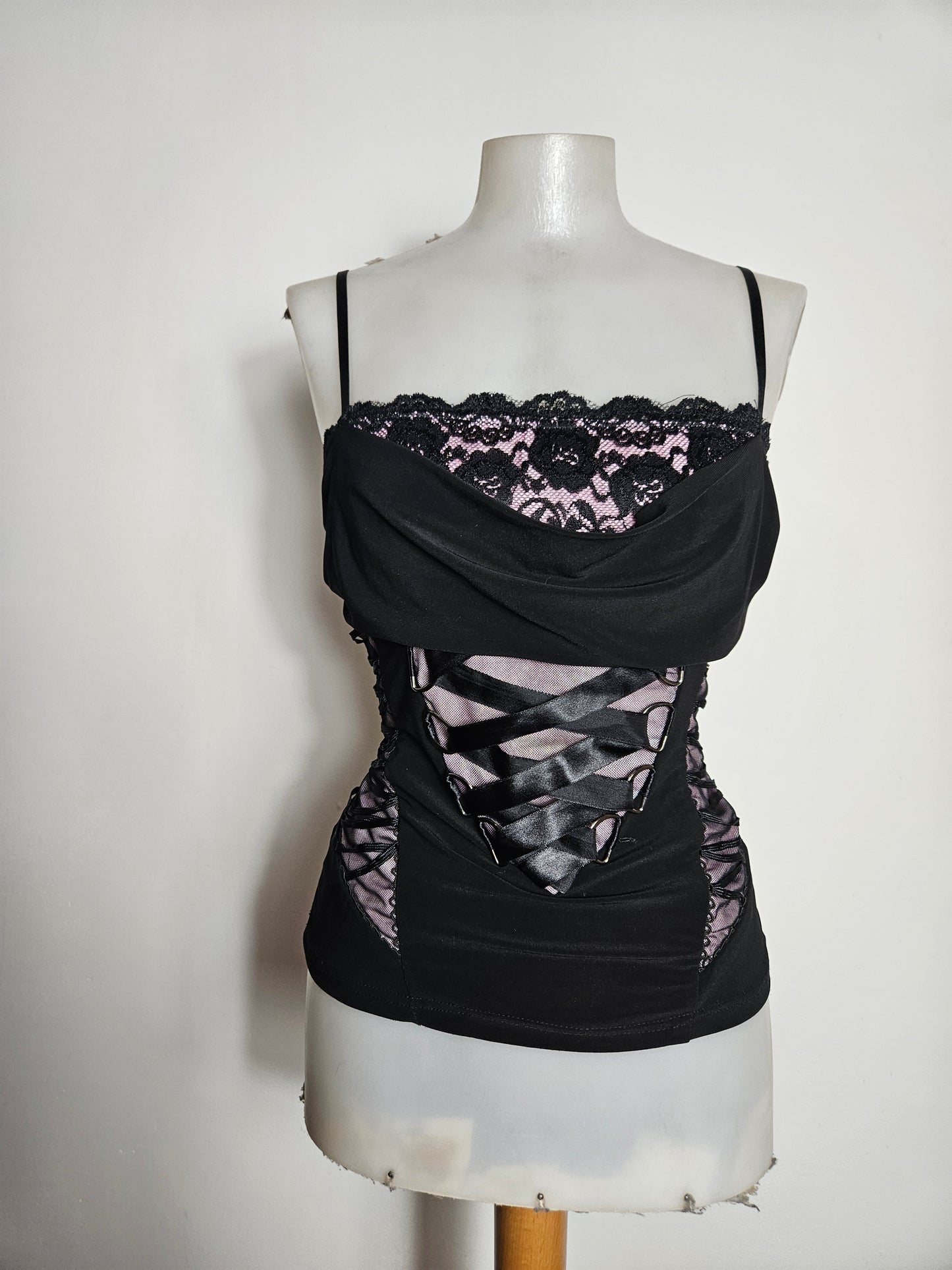 Haut à laçage noir et rose