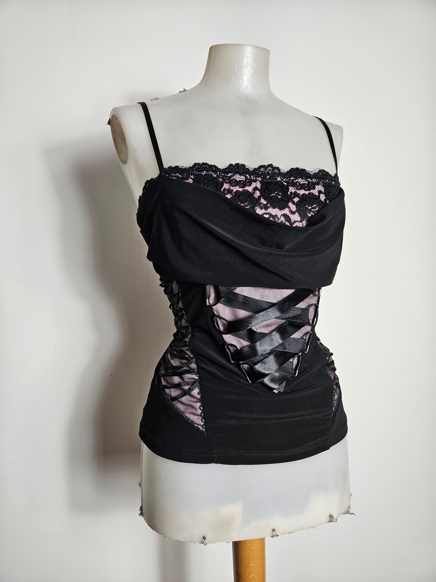 Haut à laçage noir et rose