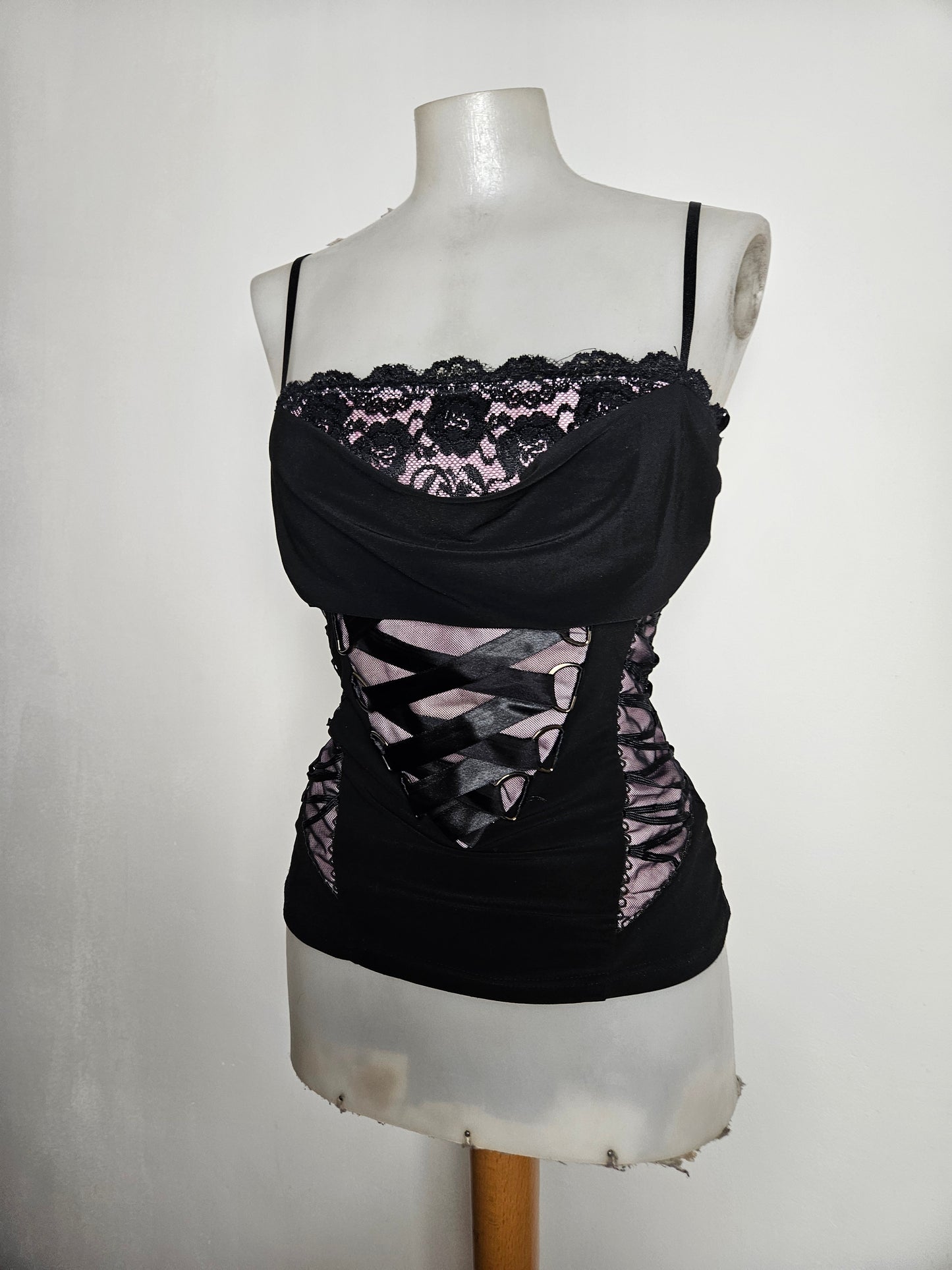 Haut à laçage noir et rose