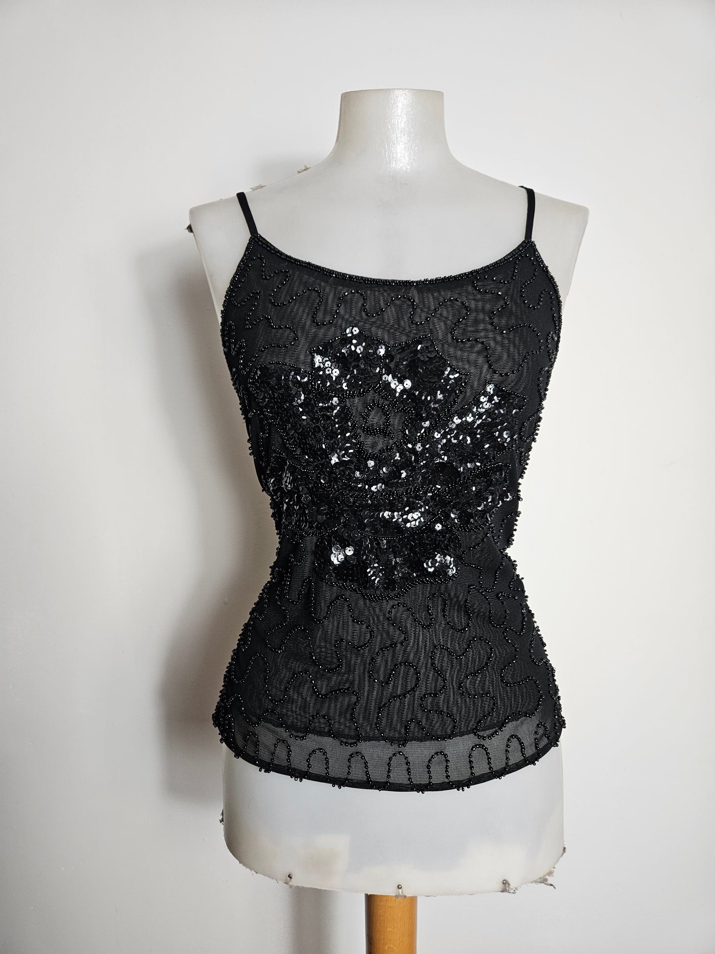Top negro con lentejuelas en forma de flor