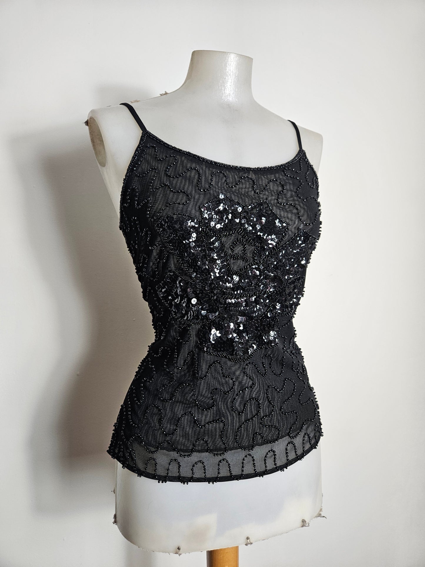 Top negro con lentejuelas en forma de flor