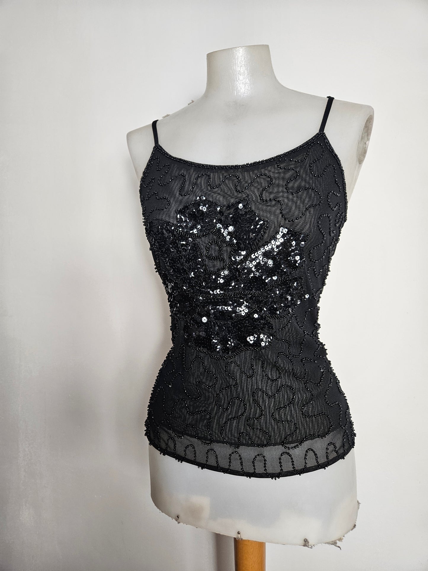 Top negro con lentejuelas en forma de flor
