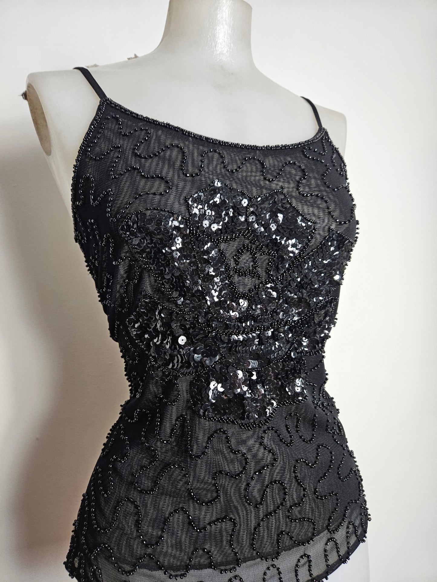 Top negro con lentejuelas en forma de flor