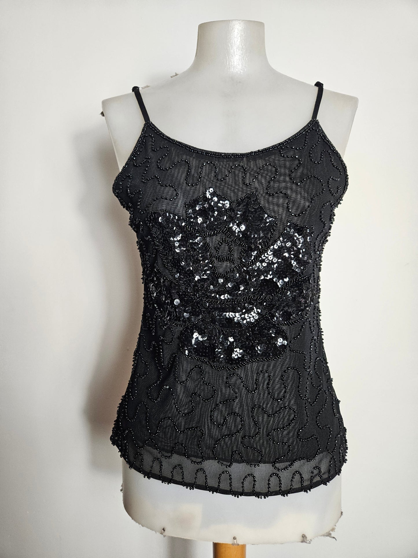 Top negro con lentejuelas en forma de flor