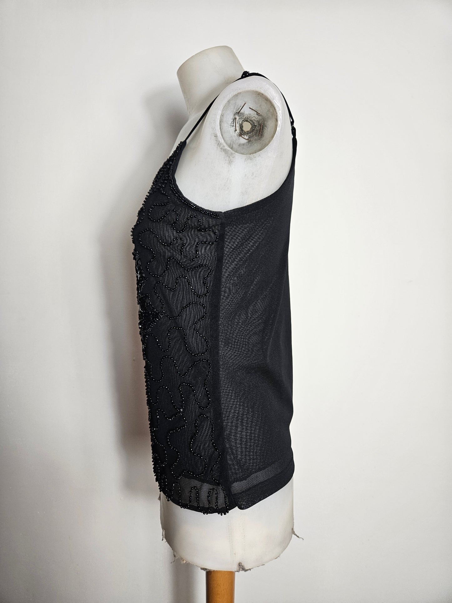 Top negro con lentejuelas en forma de flor