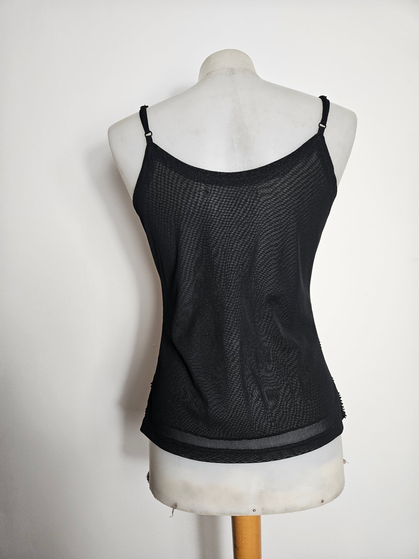 Top negro con lentejuelas en forma de flor