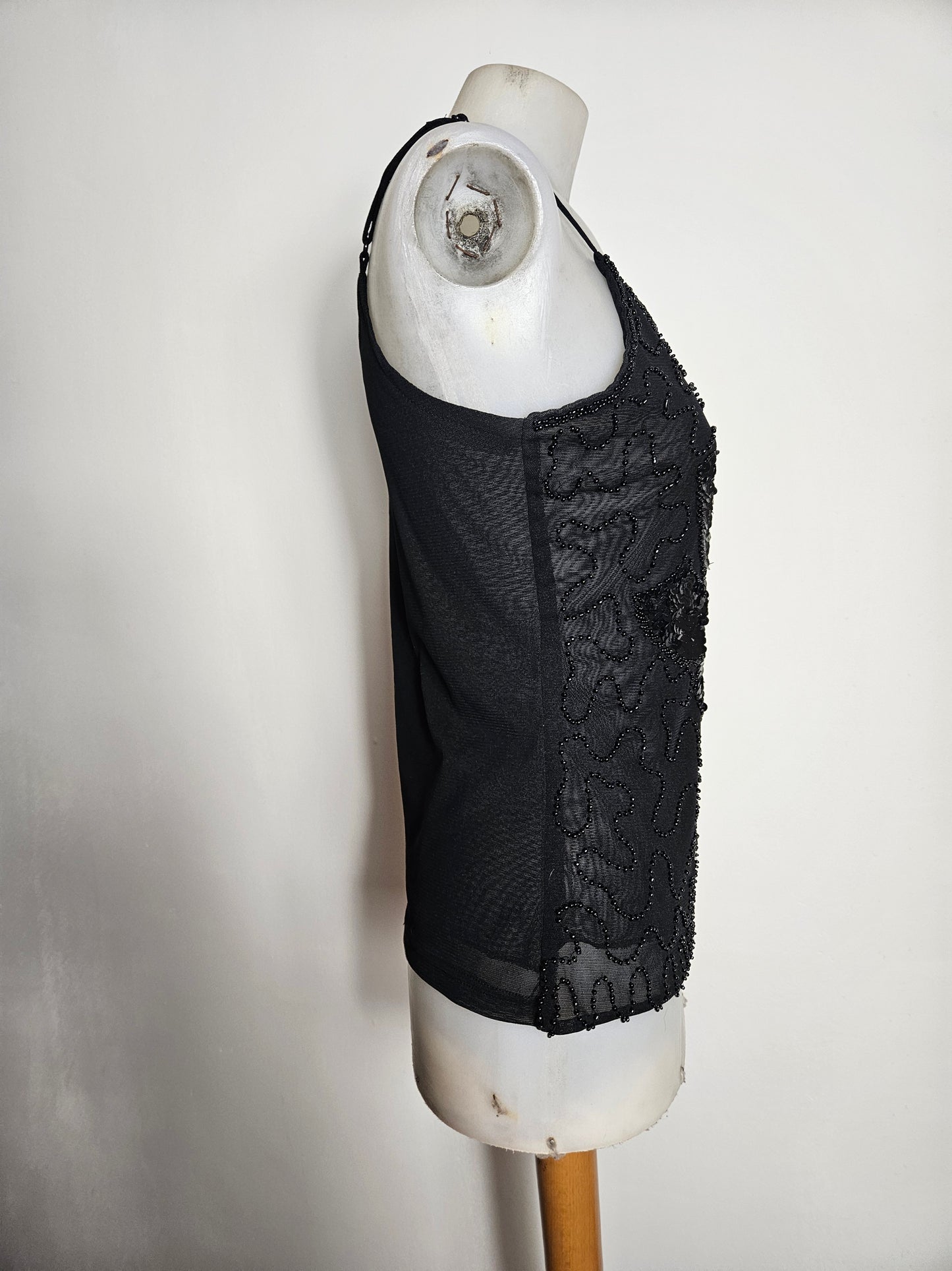 Top negro con lentejuelas en forma de flor
