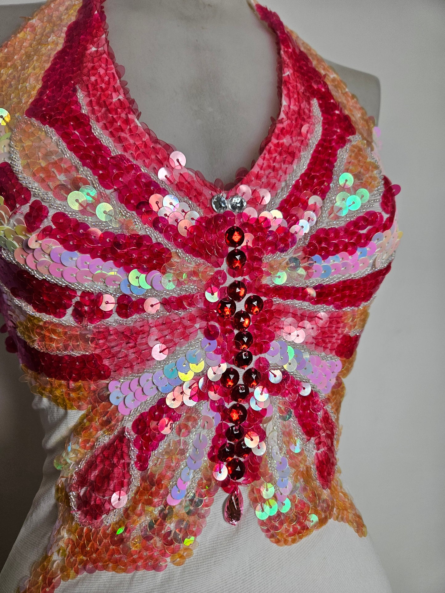 Dos nu en voile brodé de sequins