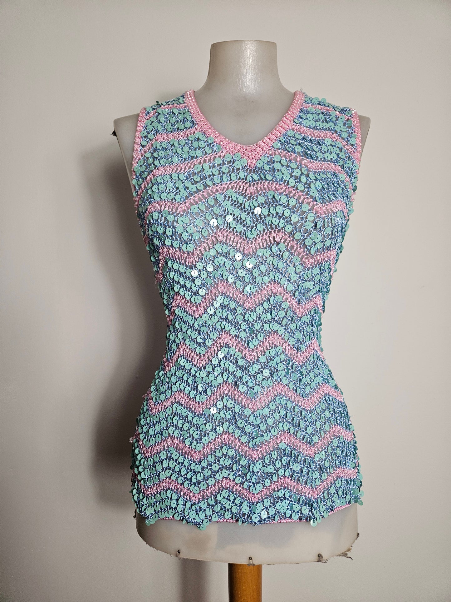 Top de lentejuelas rosa y azul