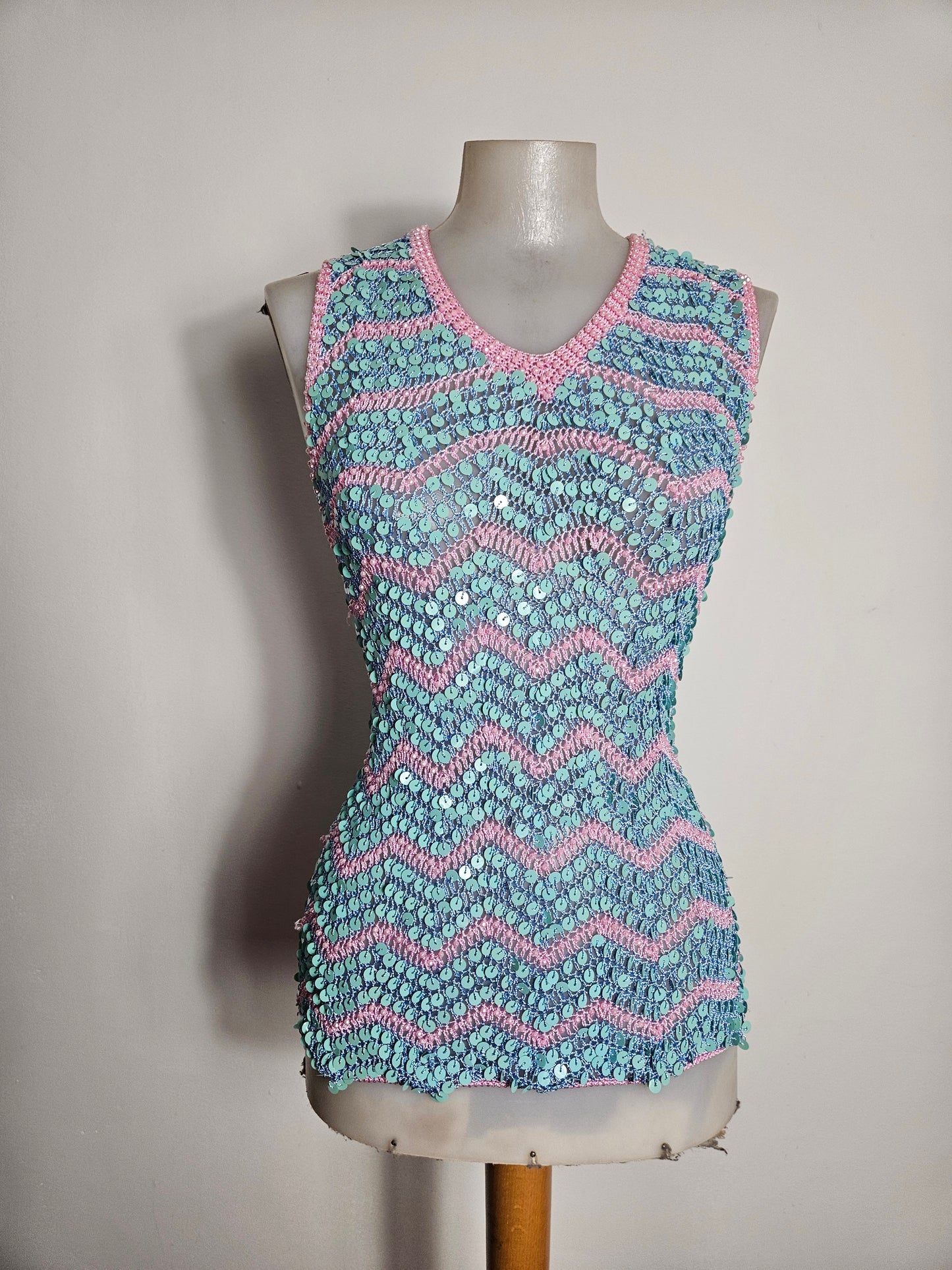 Top de lentejuelas rosa y azul