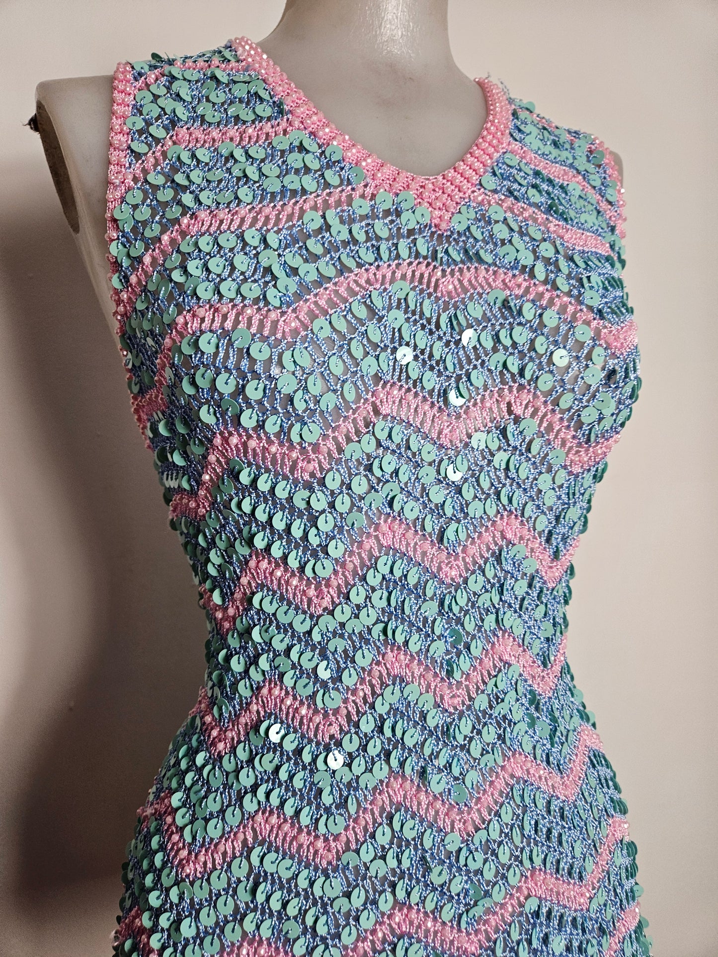 Top de lentejuelas rosa y azul