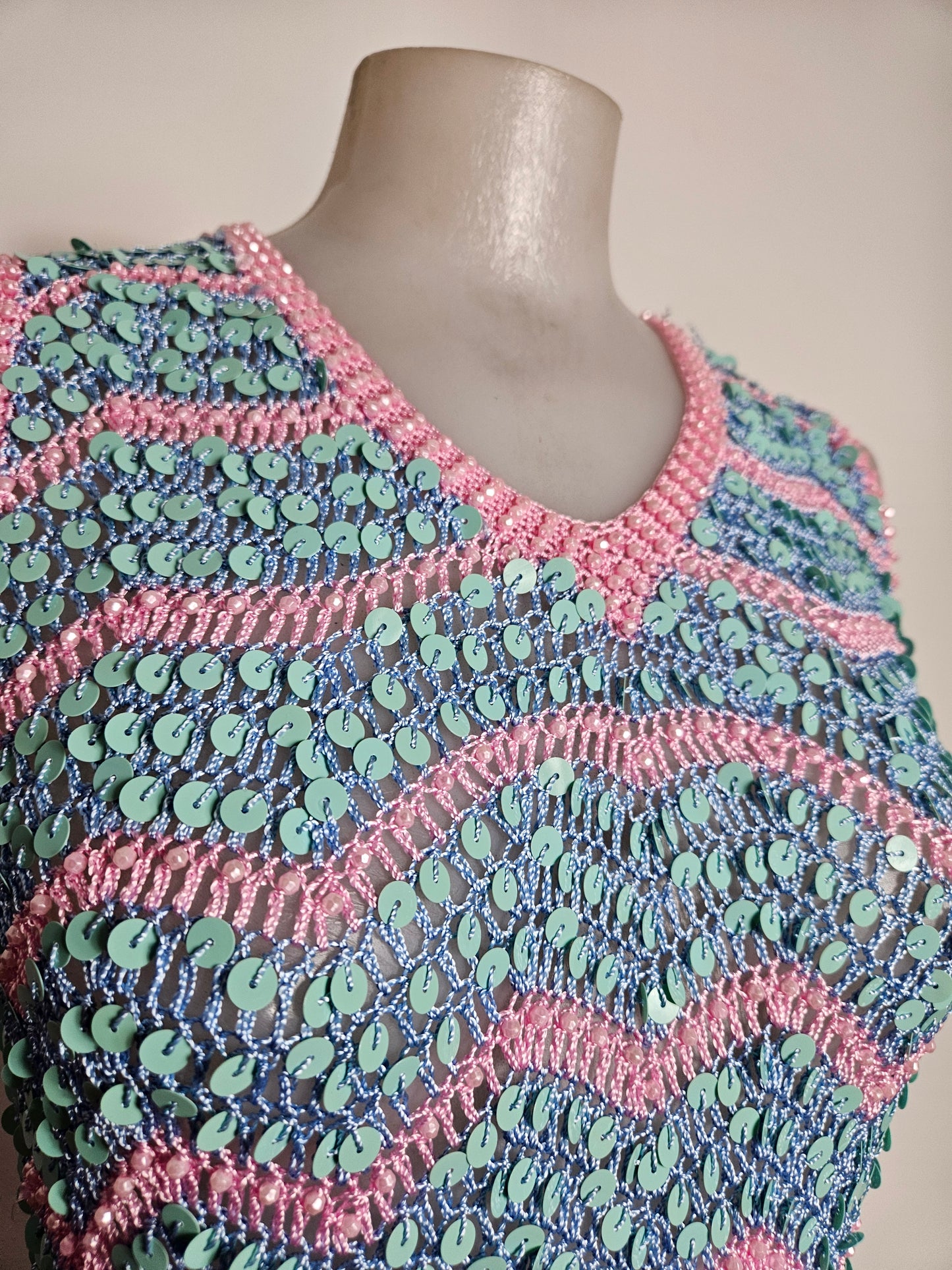 Top de lentejuelas rosa y azul